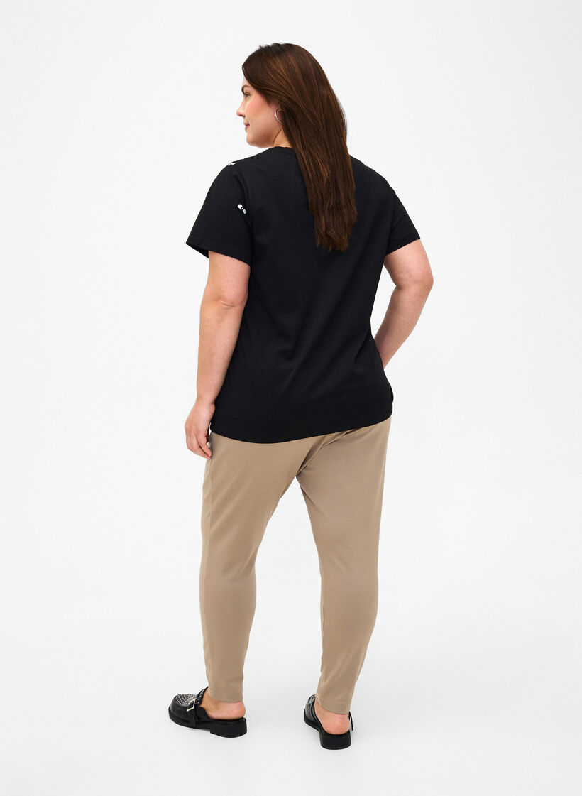 Kropatut housut taskuilla, Beige, Model image number 1