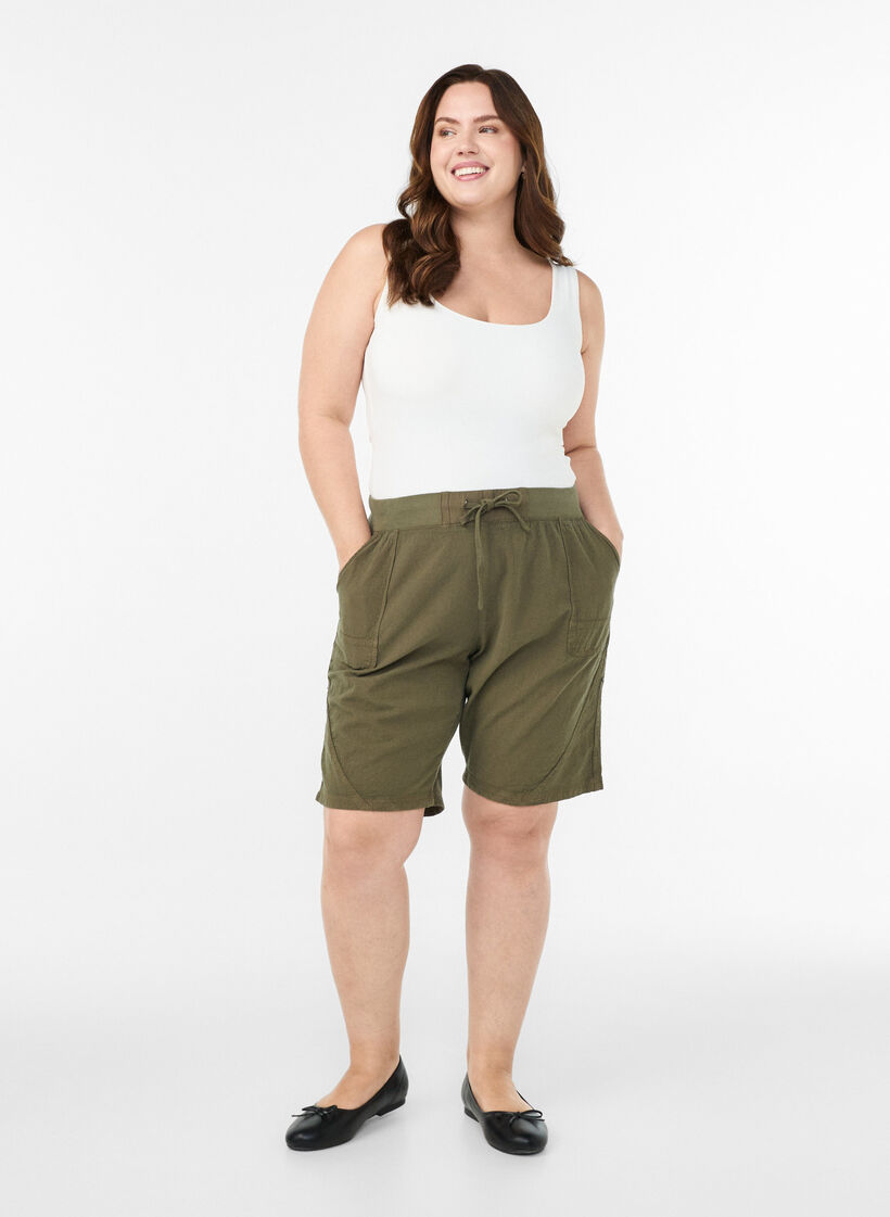V&auml;lj&auml;t puuvillashortsit taskuilla, Vihre&auml;, Model image number 1