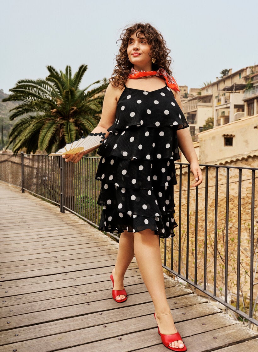 Kerrostettu mekko r&ouml;yhel&ouml;ill&auml; ja ohuilla olkaimilla, Musta, Image image number 0