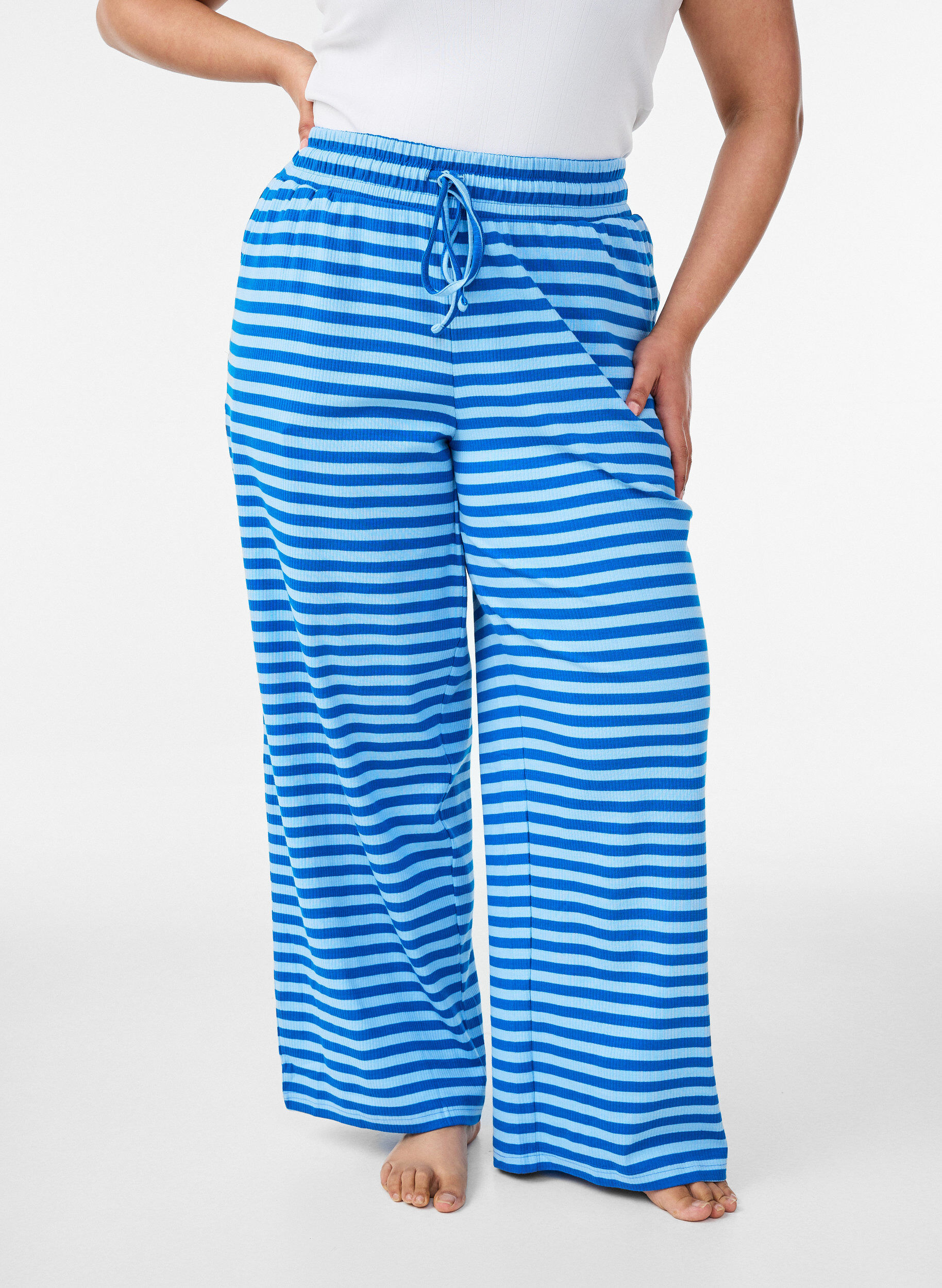ZizziRaidalliset pyjamahousut korkealla vy&ouml;t&auml;r&ouml;ll&auml; ja leveill&auml; lahkeilla, Sininen, Model image number 2
