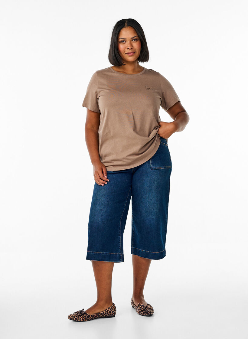 T-paita printtiyksityiskohdilla edessä ja takana, Ruskea, Model image number 1