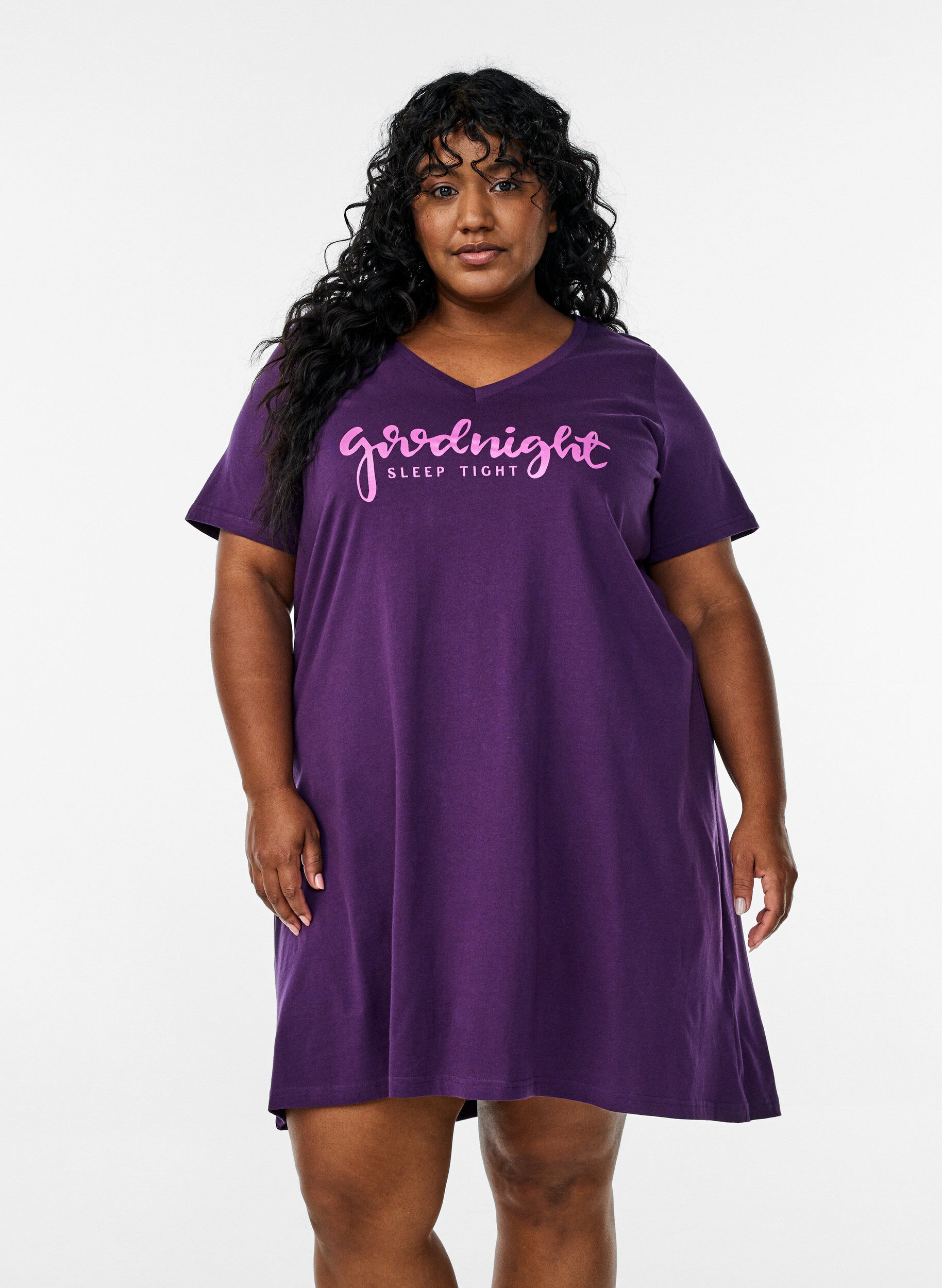 ZizziLuomupuuvillasta valmistettu v-aukkoinen y&ouml;paita, Violetti, Model image number 0