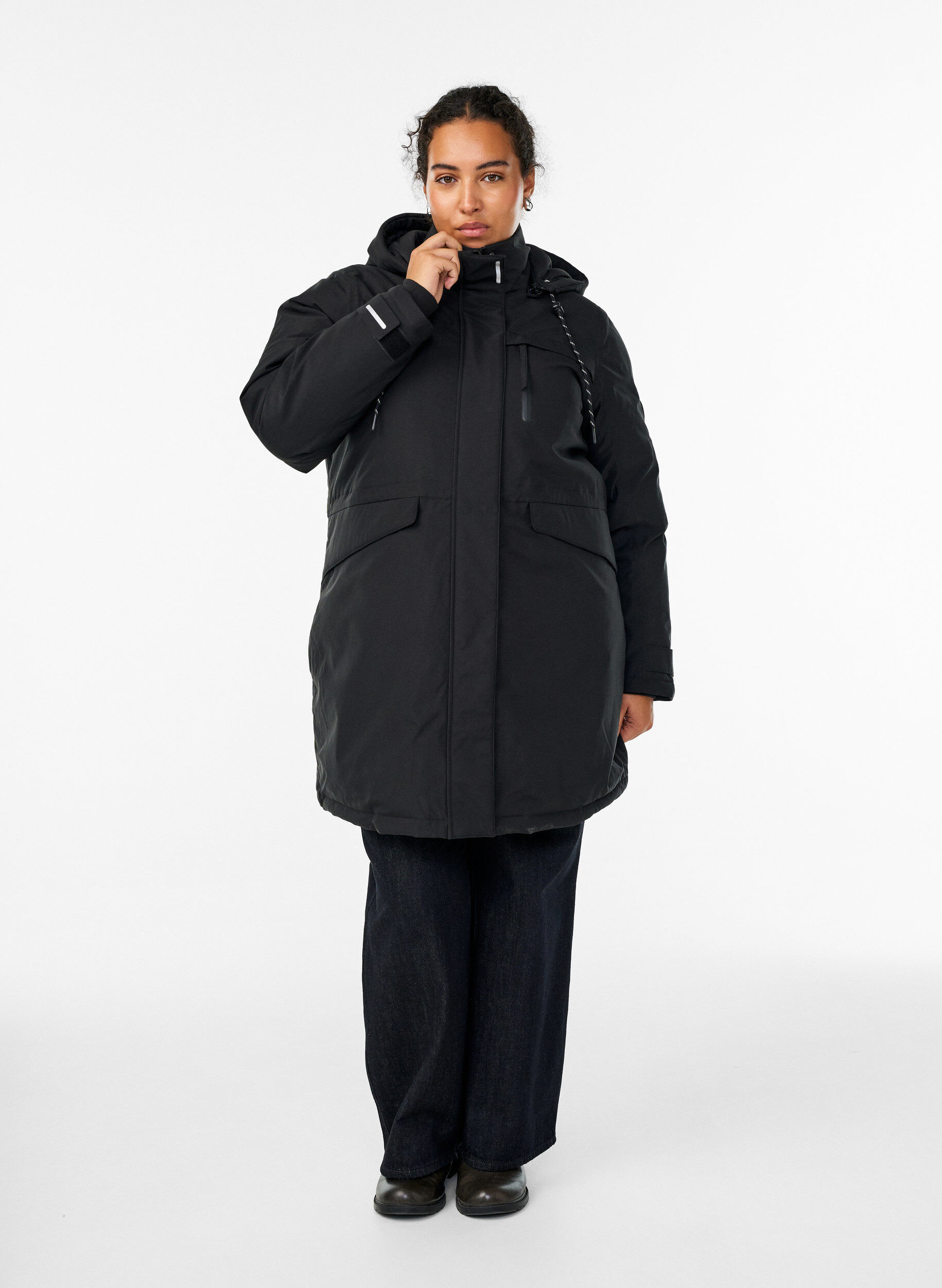ZizziVett&auml;hylkiv&auml; parka hupulla ja k&auml;yt&auml;nn&ouml;llisill&auml; yksityiskohdilla, Musta, Model image number 1