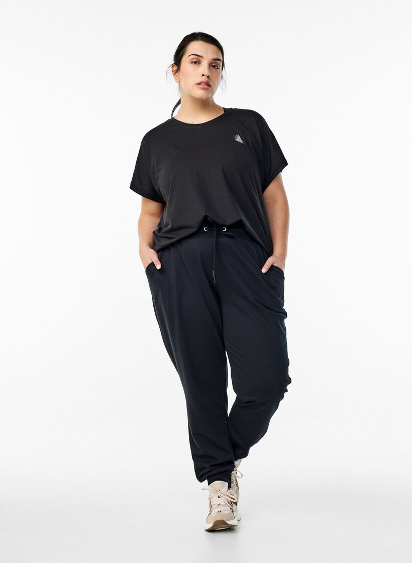 V&auml;lj&auml;t treenihousut taskuilla, Musta, Model image number 1