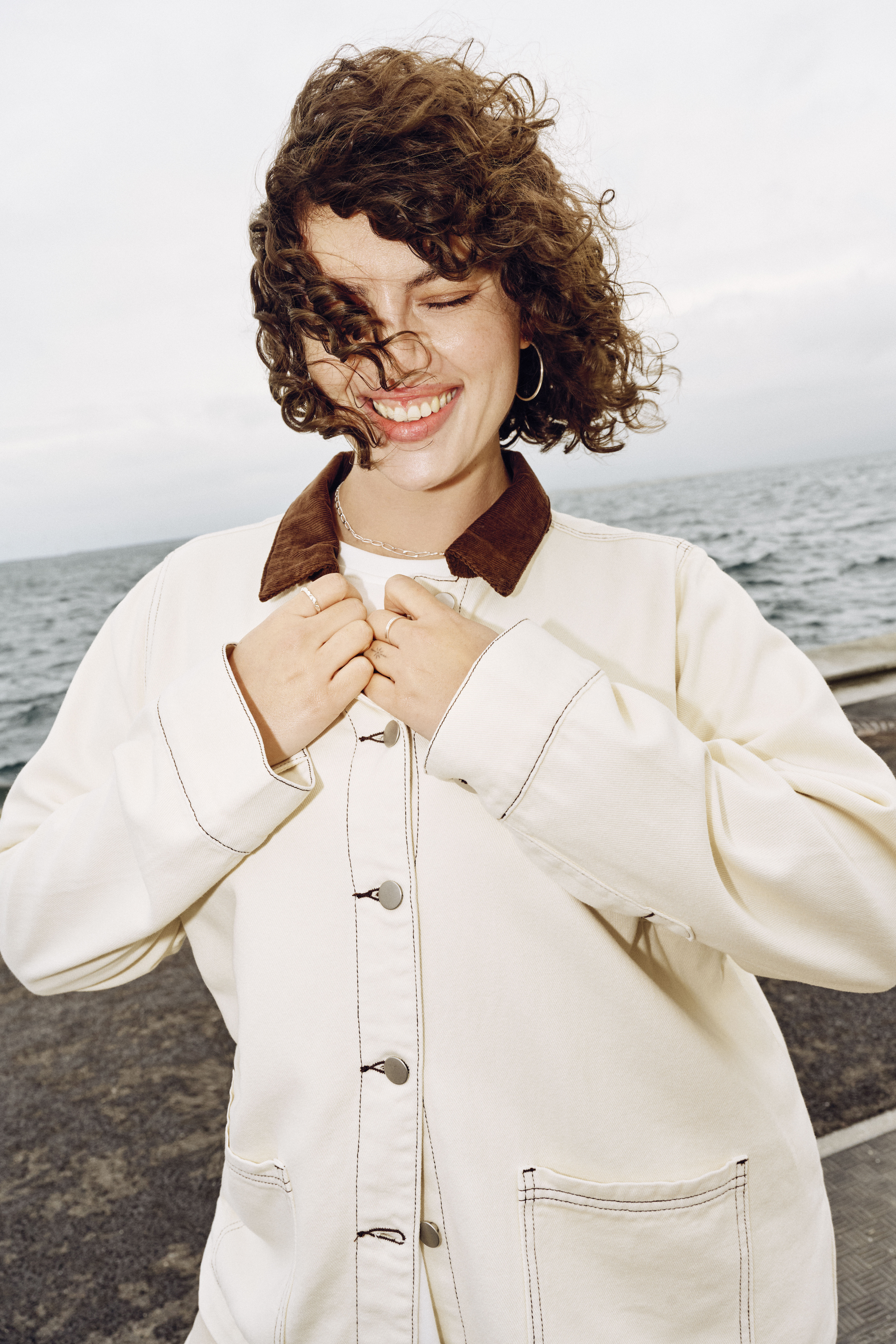 Zizzi V&auml;rillinen denimtakki, jossa on kontrastinen kaulus, , Model