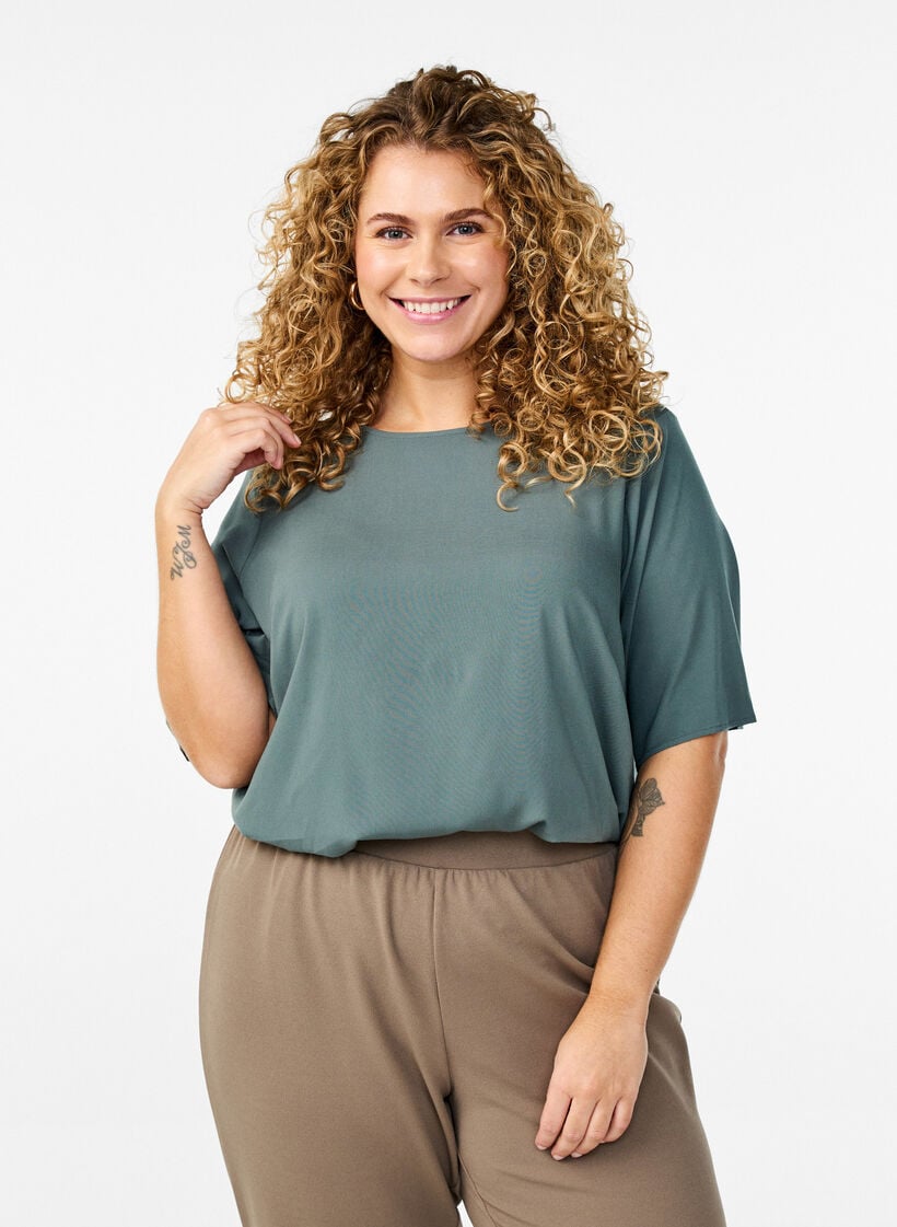 Lyhythihainen kudottu pusero, jossa on py&ouml;re&auml; p&auml;&auml;ntie, Vihre&auml;, Model image number 0