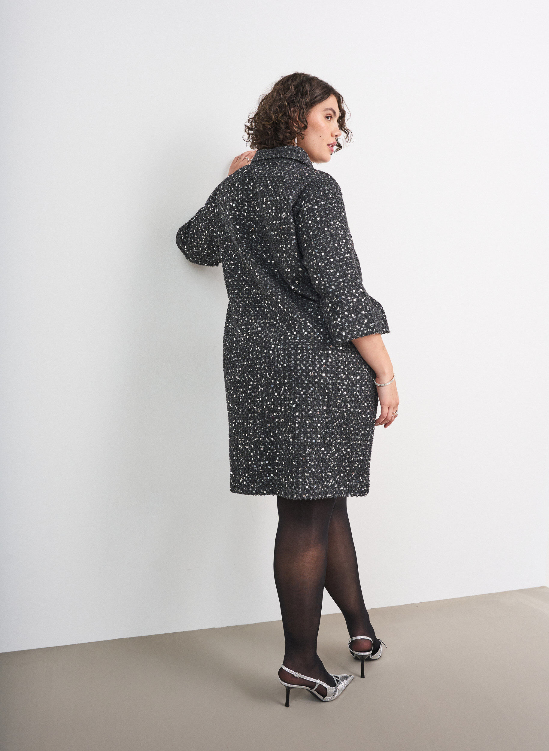 ZizziFarkkumekko paljeteilla ja 3/4-hihoilla, Musta, Model image number 2