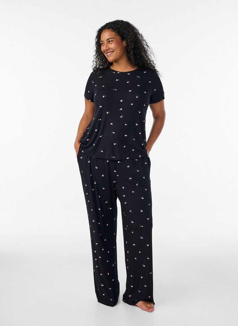 Pyjaman yl&auml;osa kukkakuviolla ja ribatulla tekstuurilla, Musta, Model image number 1