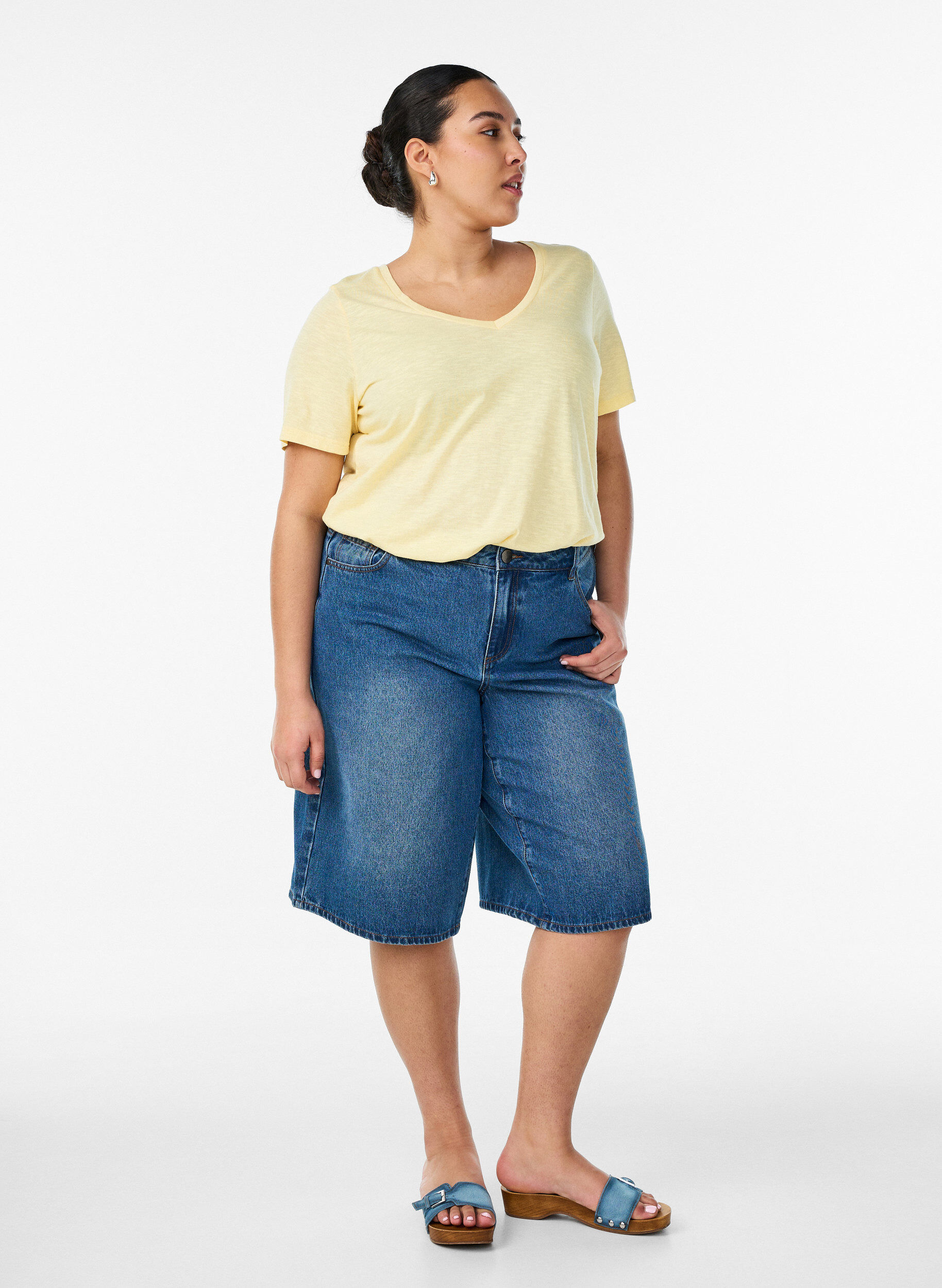 Zizzi Lyhythihainen perus t-paita v-p&auml;&auml;ntiell&auml;, Keltainen, Model image number 1