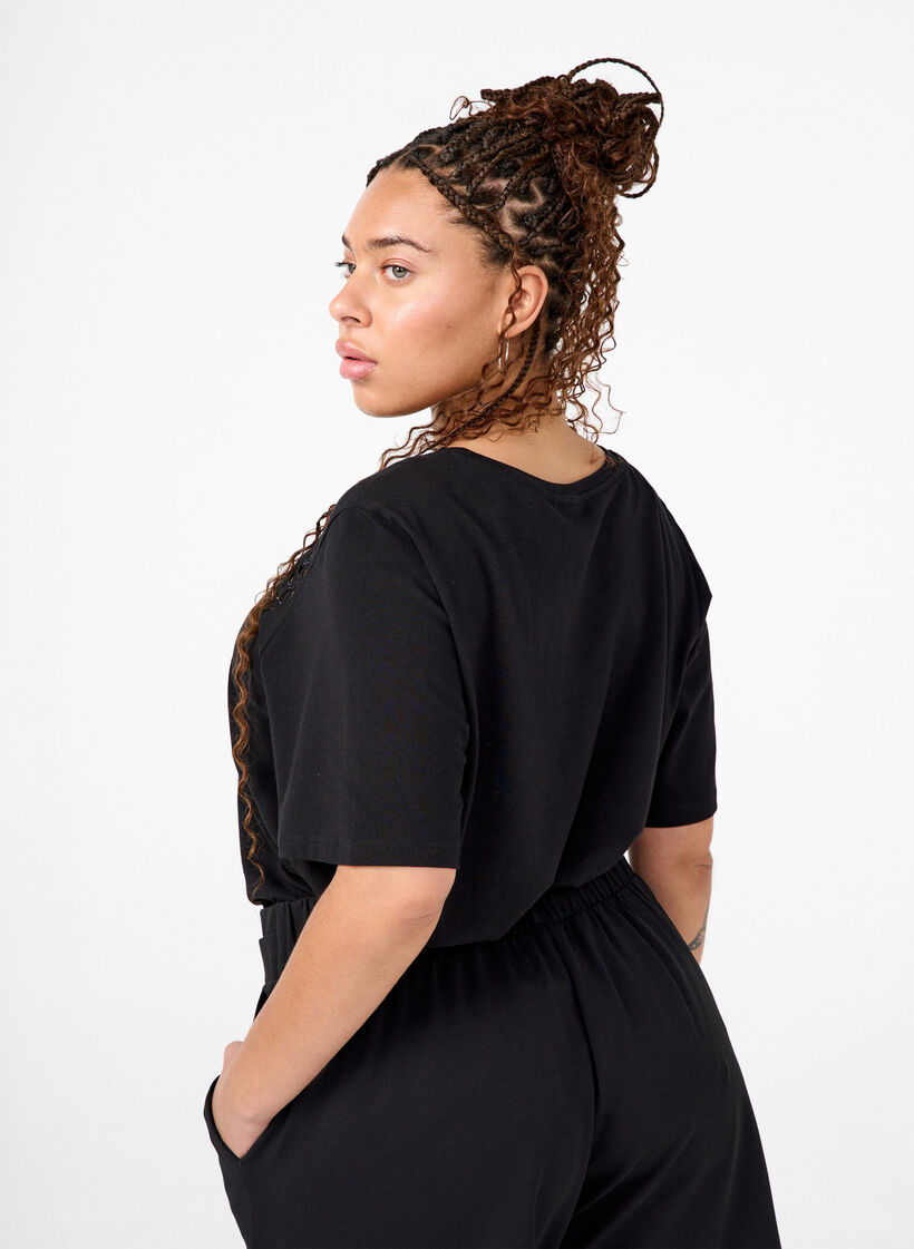 Orgaanisesta puuvillasta valmistettu T-paita, jossa on brodeerattuja koristeita, Black, Model image number 1