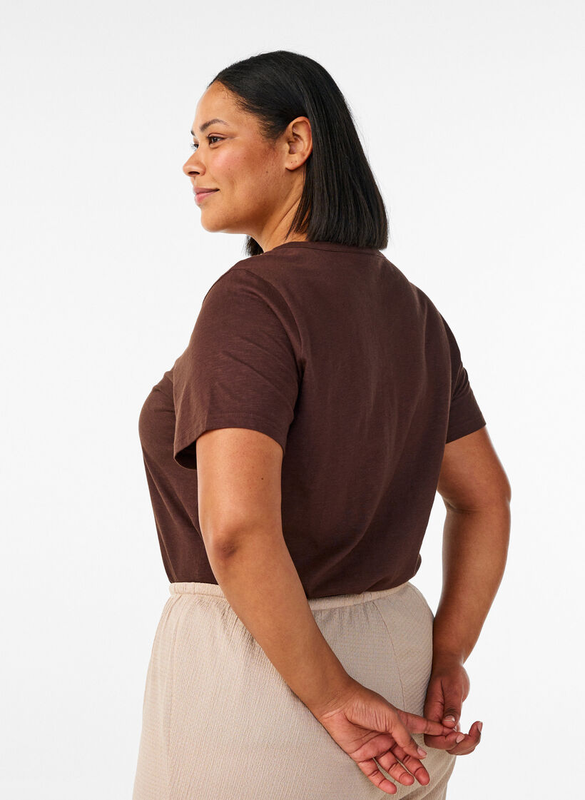 T-paita nappiyksityiskohdalla, Ruskea, Model image number 2