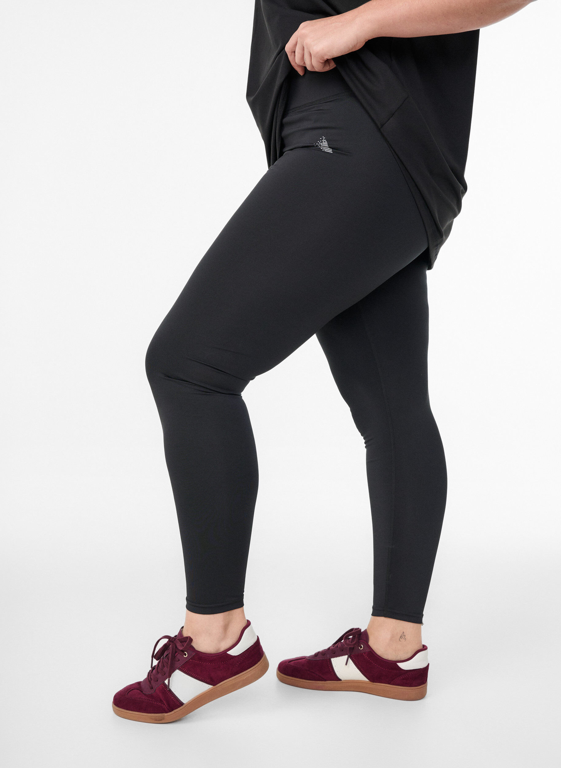 Lyhytlahkeiset perus treenileggingsit, Musta, Model