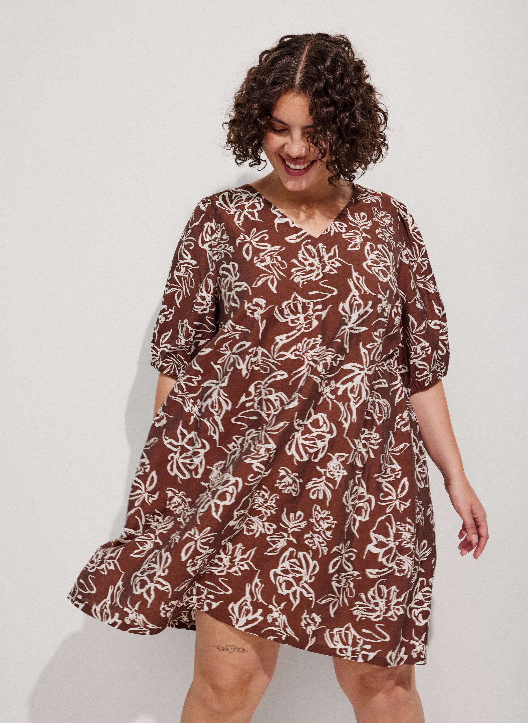 Lyhyt A-linjainen mekko V-p&auml;&auml;ntiell&auml;, Ruskea, Model