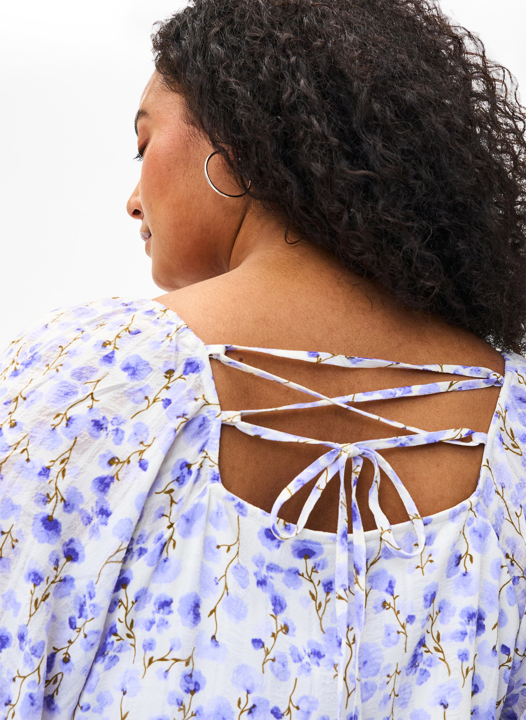 Zizzi Kes&auml;mekko, jossa on kukkakuviointi ja pitsisi&auml; yksityiskohtia, Sand Verbena AOP, Model image number 3