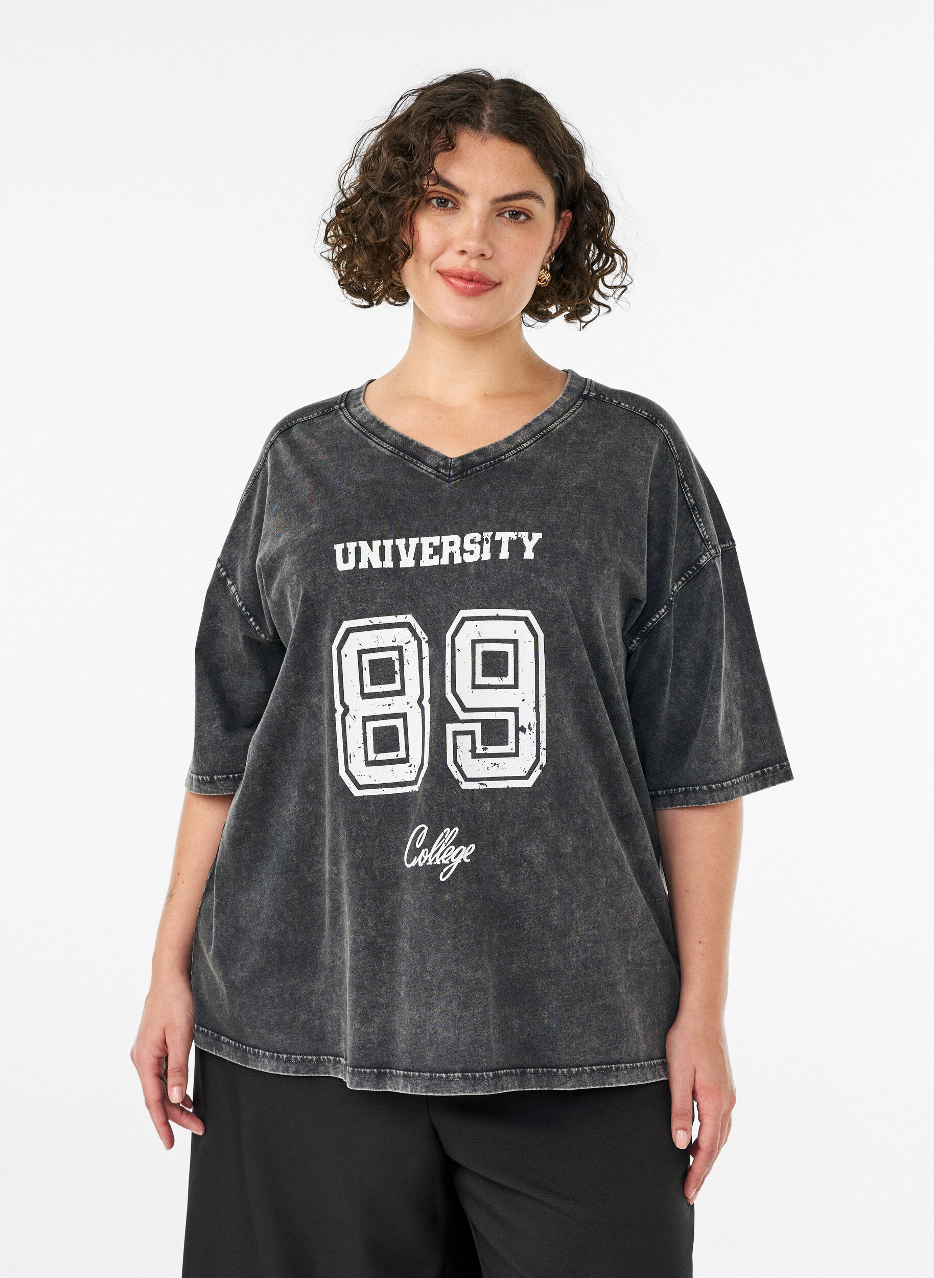 Ylisuuri t-paita orgaanisesta puuvillasta collegeprintill&auml;, Musta, Model