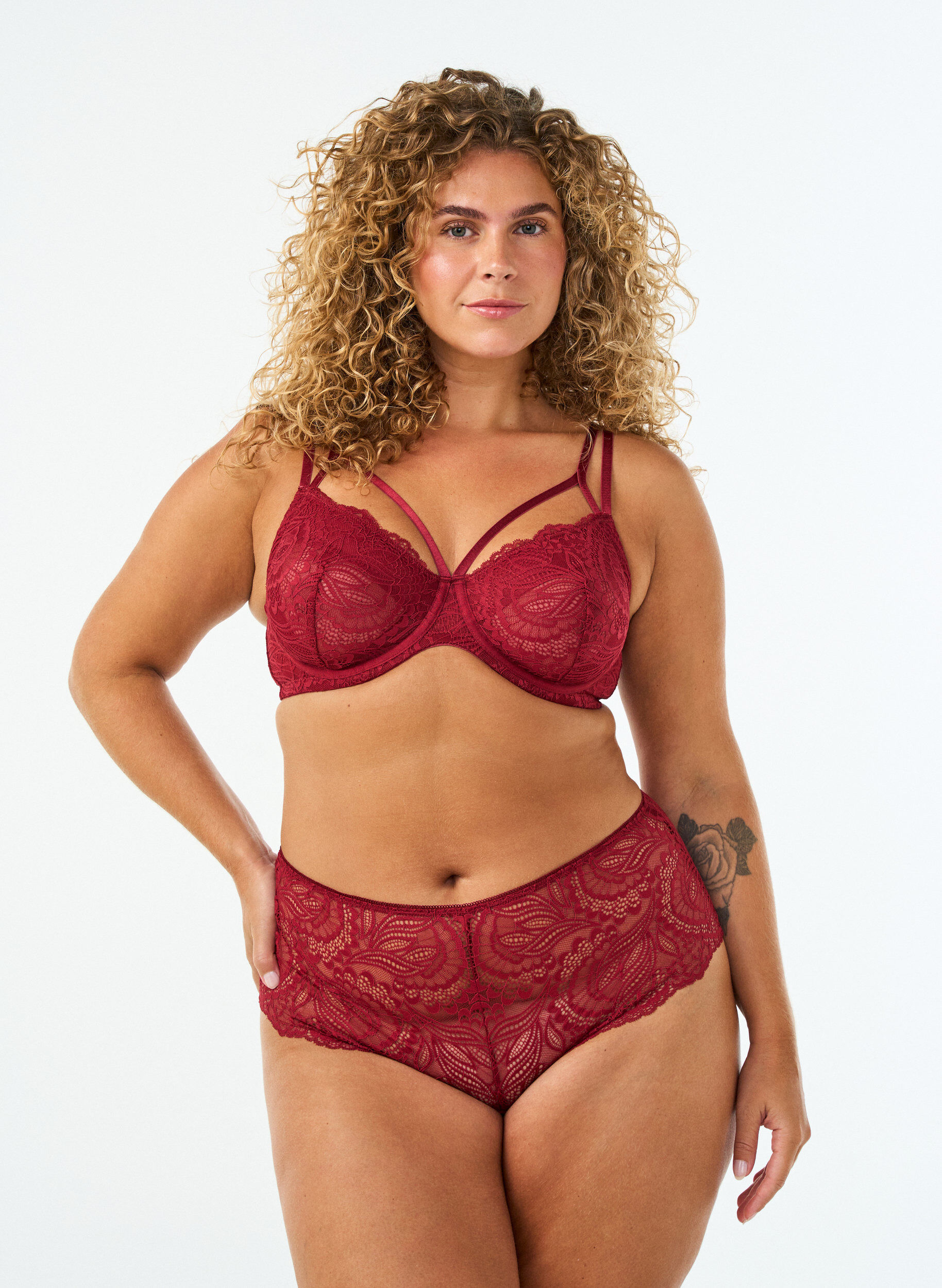 ZizziHaarattomat hipster-stringit pitsill&auml; ja korkealla vy&ouml;t&auml;r&ouml;ll&auml;, Punainen, Model image number 0