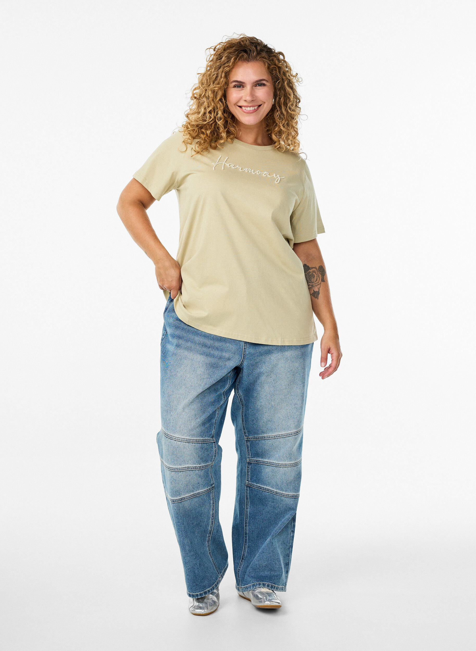 Zizzi T-paita luomupuuvillasta helmin koristellulla tekstill&auml;, Beige, Model image number 1