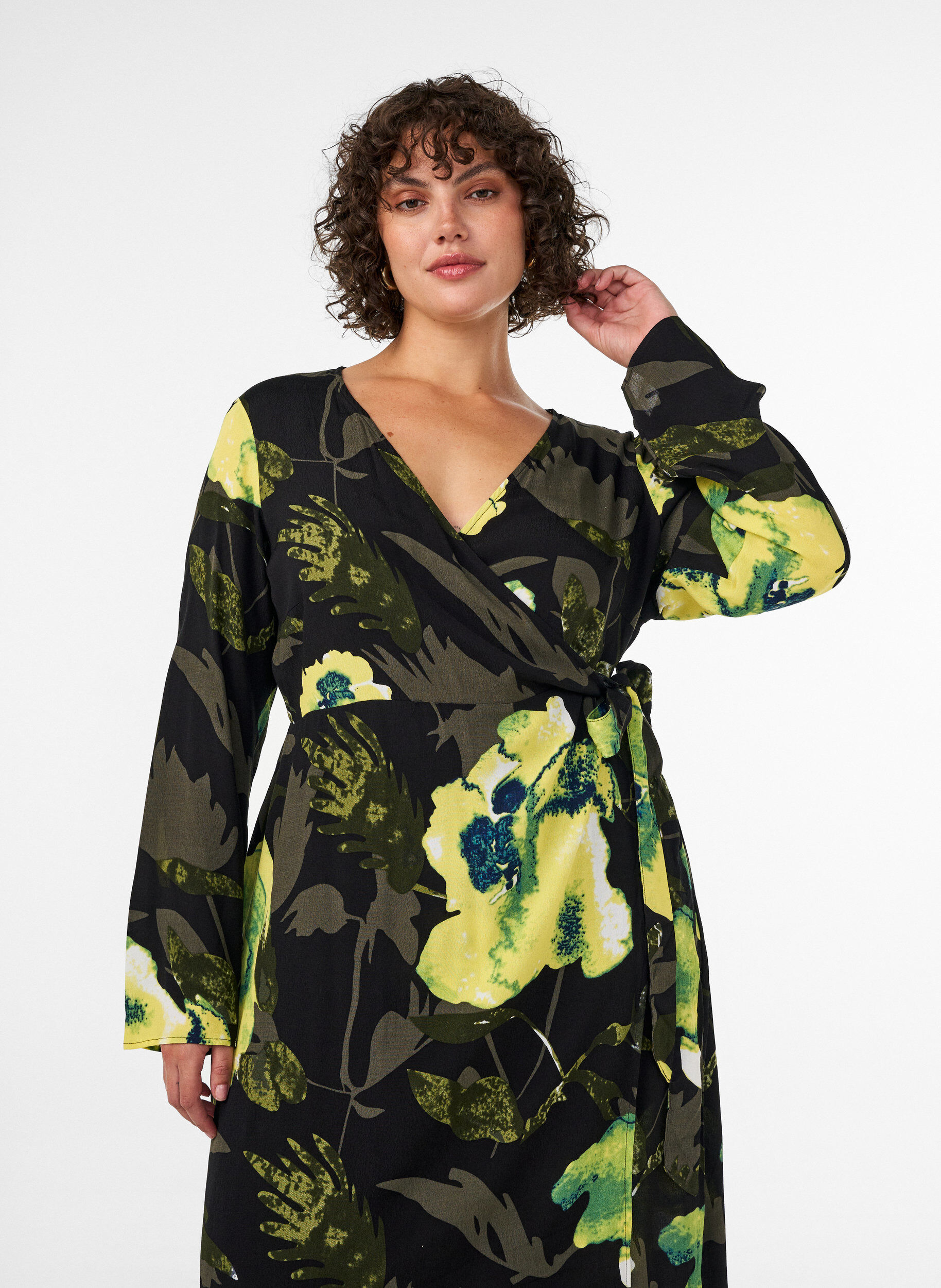 ZizziKukkakuvioitu kietaisumekko viskoosista ja solmittavalla vy&ouml;ll&auml;, Musta, Model image number 2