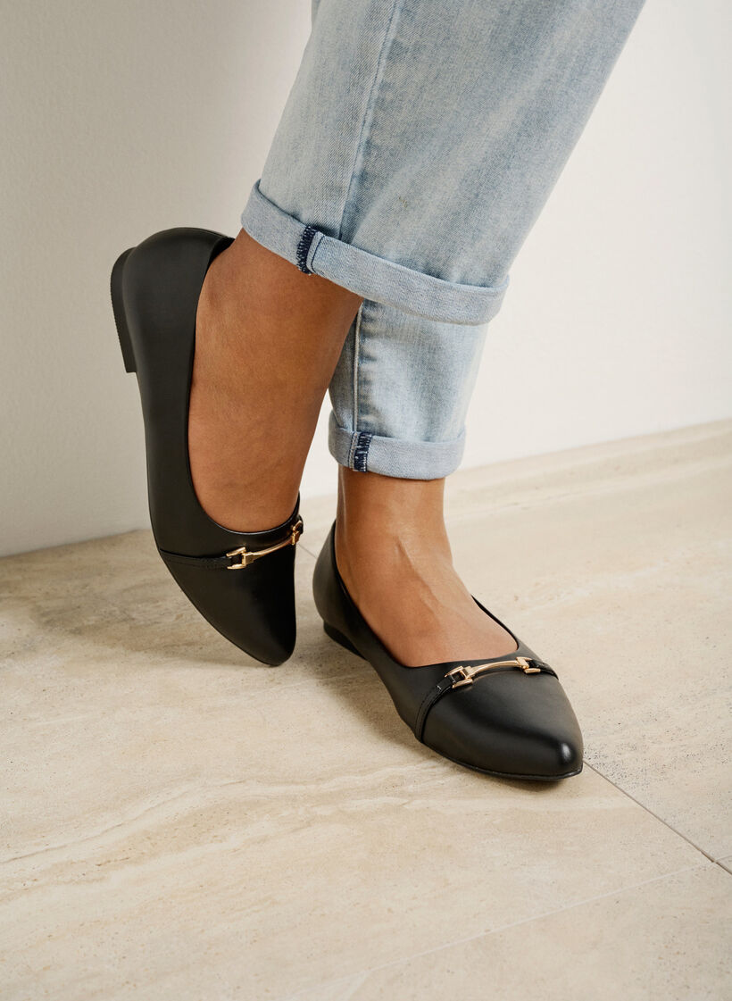 Leveälestiset ballerinat, joita koristaa kullanvärinen solki, Black, Image image number 0