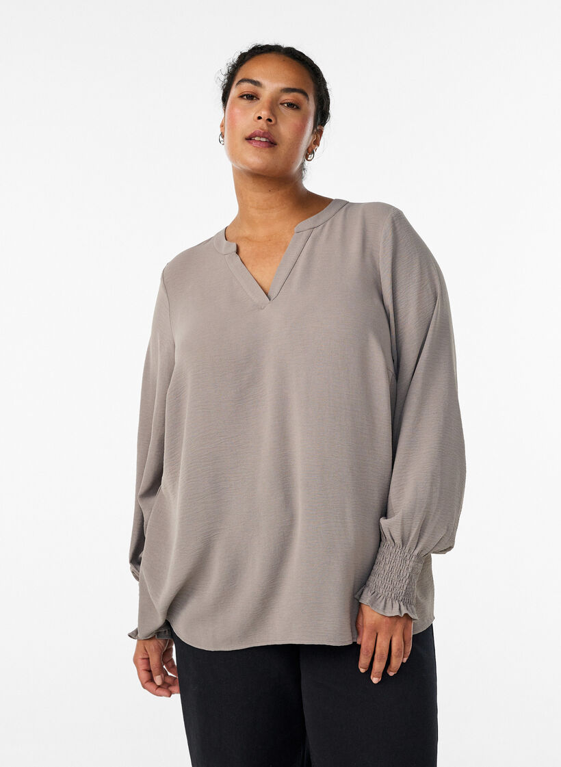 Pusero smock-kalvosimilla ja v-p&auml;&auml;ntiell&auml;, Beige, Model image number 0