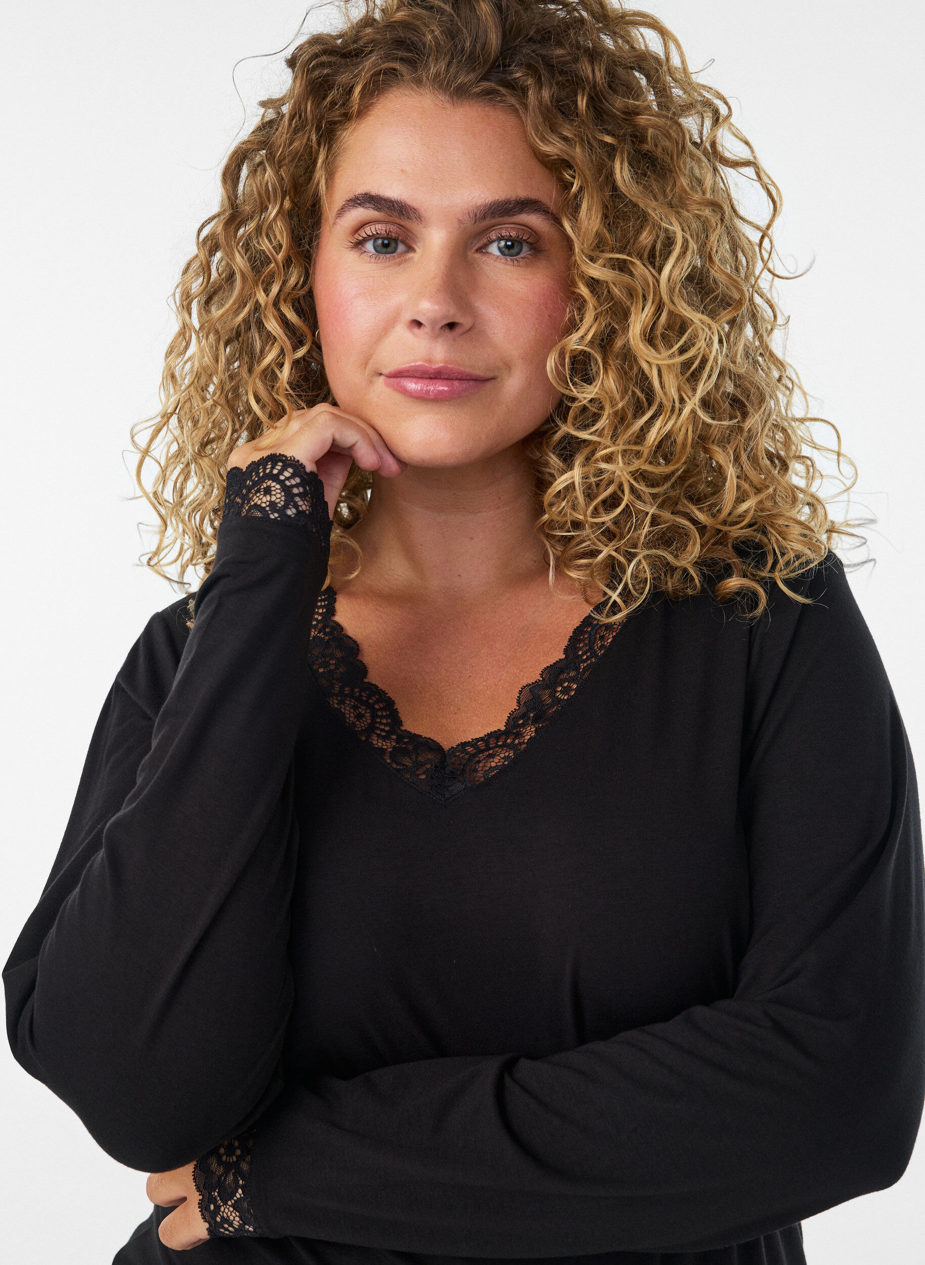 ZizziViskoosipusero pitsireunuksella ja V-p&auml;&auml;ntiell&auml;, Musta, Model image number 3