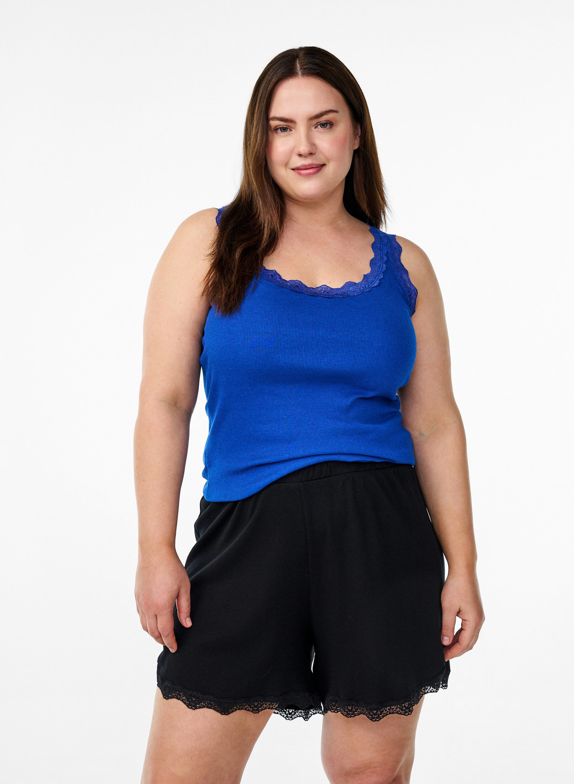 Zizzi Rennot y&ouml;shortsit ribatulla tekstuurilla ja pitsisomisteilla, Musta, Model image number 0