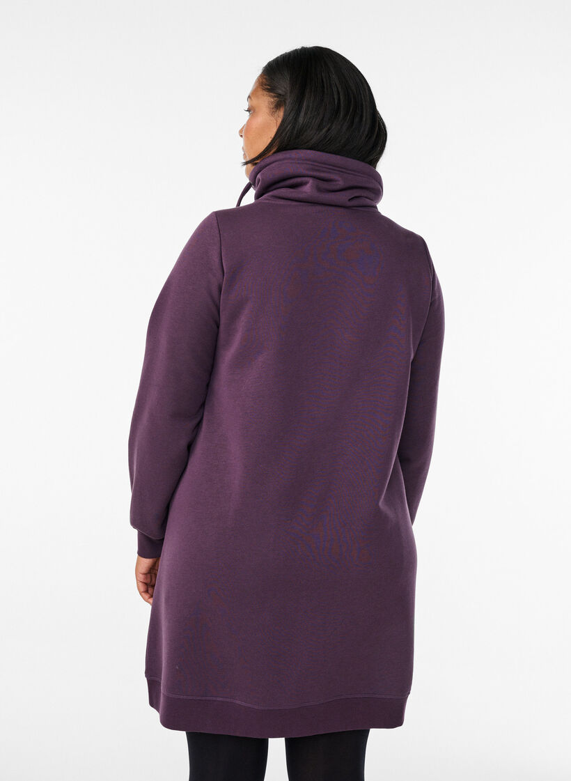 Lyhyt swetarimekko korkealla kauluksella ja taskuilla, Violetti, Model image number 2