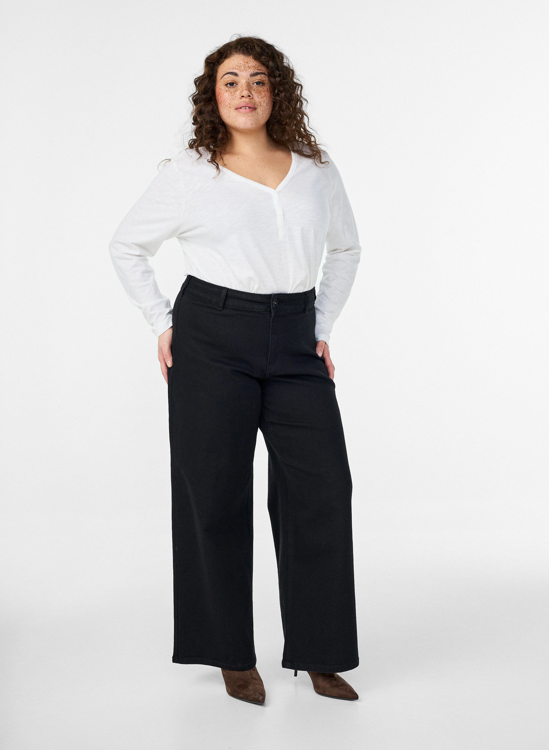 Zizzi FLASH &ndash; Pitk&auml;hihaisen t-paita, jossa on V-p&auml;&auml;ntie ja napit, Valkoinen, Model image number 1