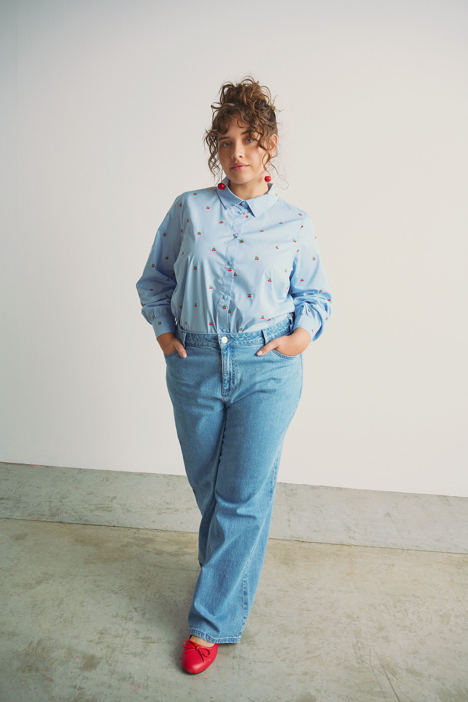 Paita, jossa on kirsikoita, , Model