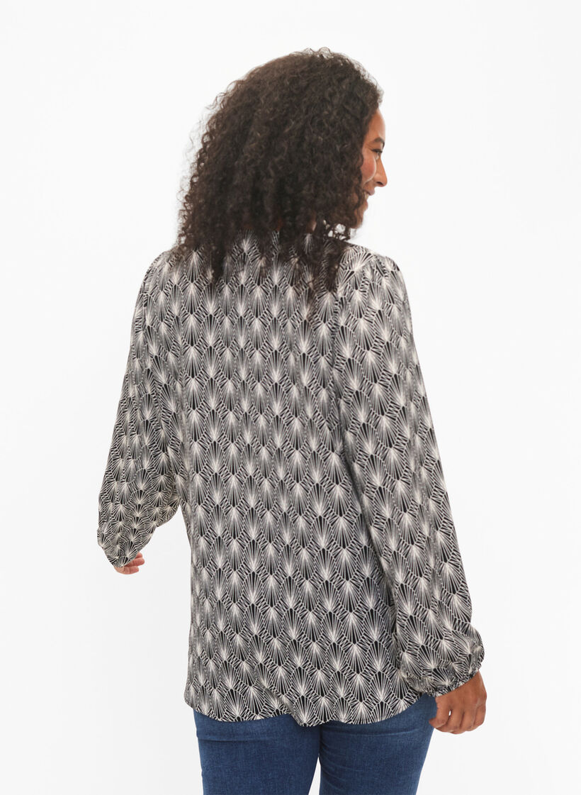 Paitapusero, jossa on v-pääntie ja kuvio, Birch Graphic AOP, Model image number 1