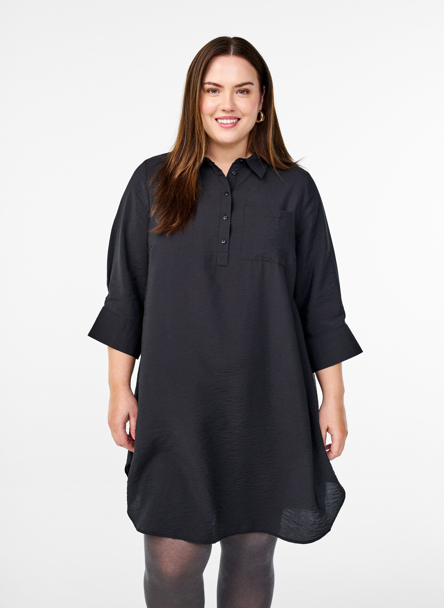 Lyhyt mekko kauluksella ja rintataskulla, Musta, Model
