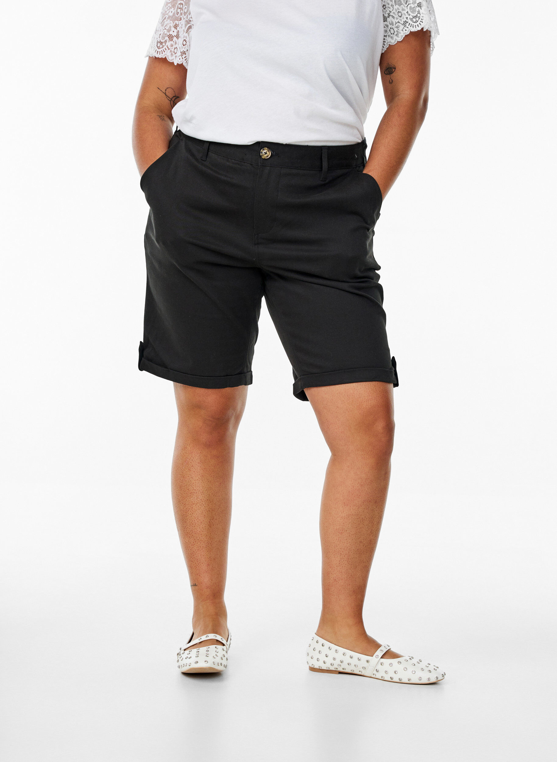 Zizzi Chino-shortsit taskuilla, Musta, Model image number 3