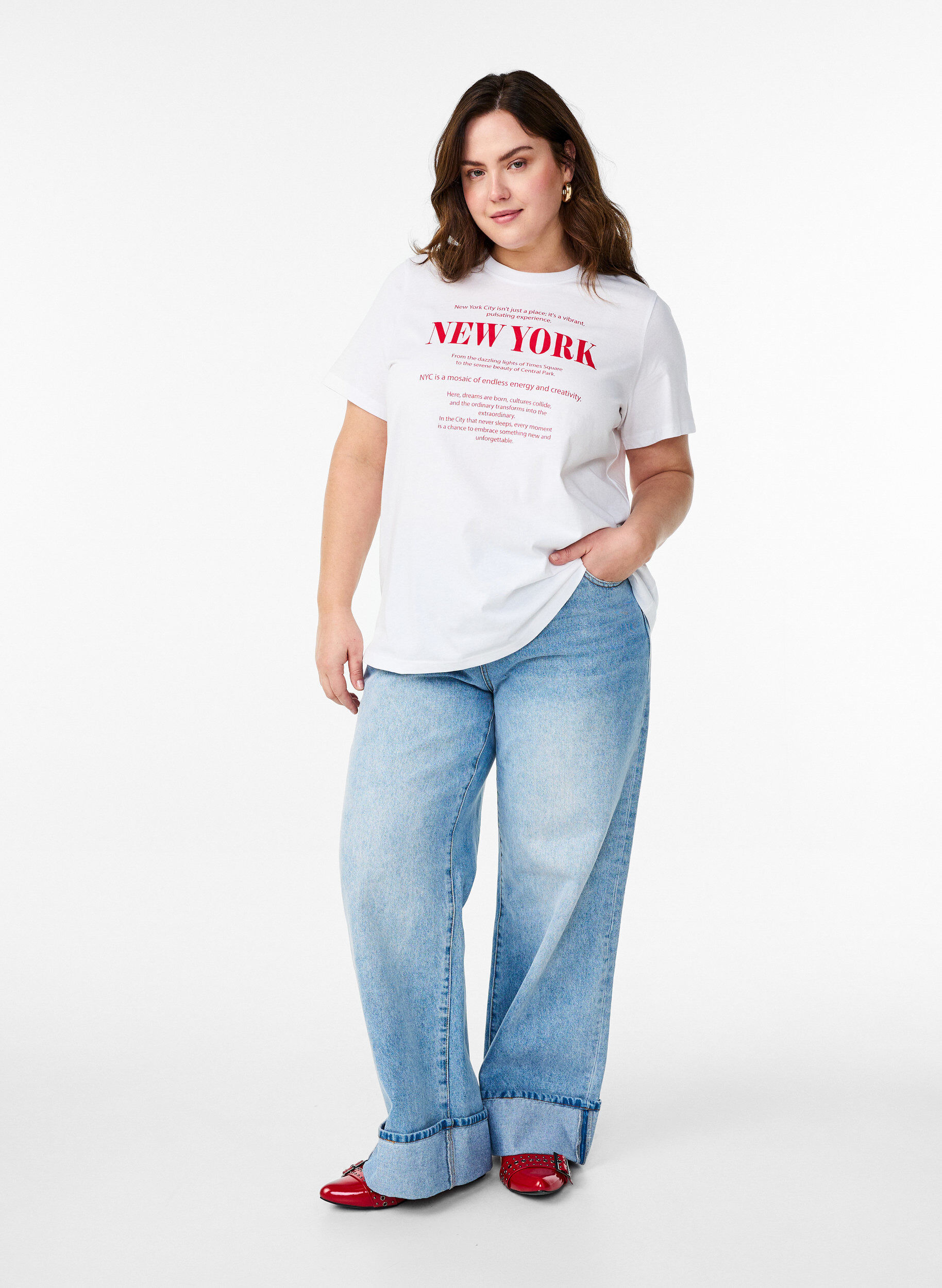 ZizziT-paita tekstiprintill&auml; ja py&ouml;re&auml;ll&auml; p&auml;&auml;ntiell&auml;, Valkoinen, Model image number 1