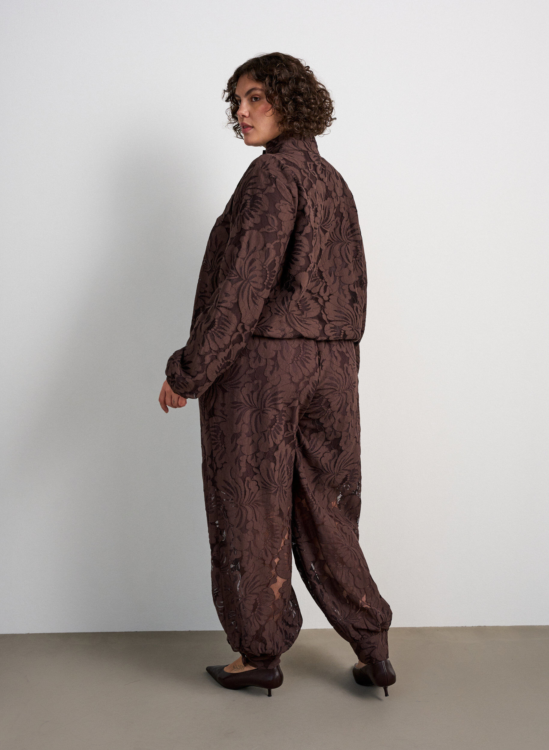 ZizziBombertakki kukkakuvioisella jacquard-kuosilla, Ruskea, Model image number 2