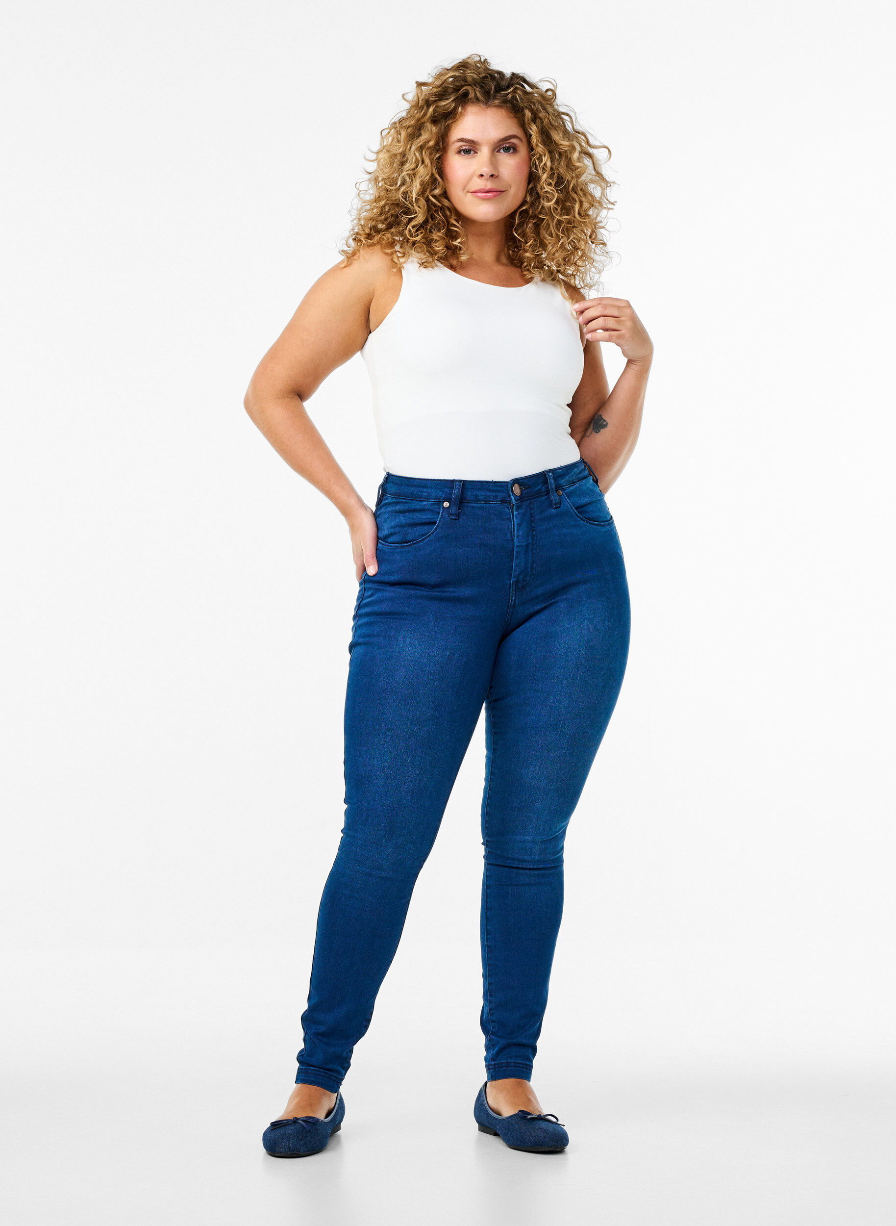 Superkapeat Amy-farkut korkealla vy&ouml;t&auml;r&ouml;ll&auml;, Blue Denim, Model