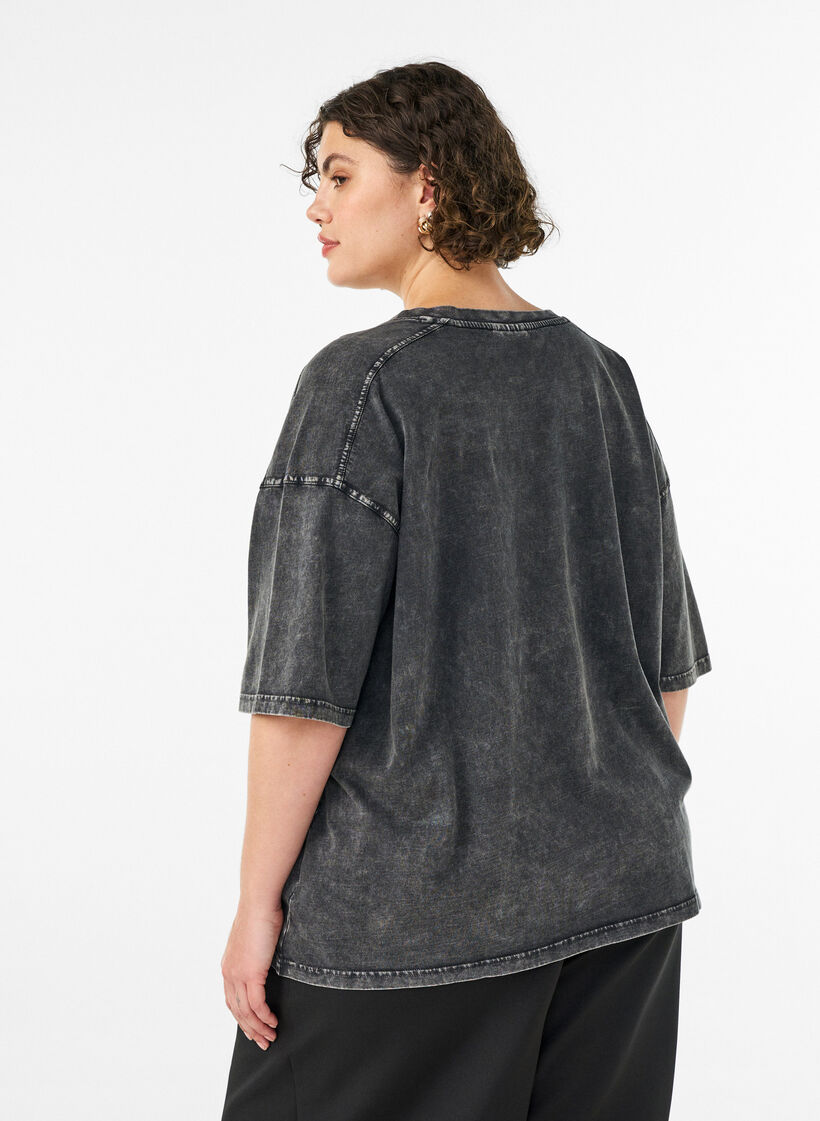 Ylisuuri t-paita orgaanisesta puuvillasta collegeprintill&auml;, Musta, Model image number 2