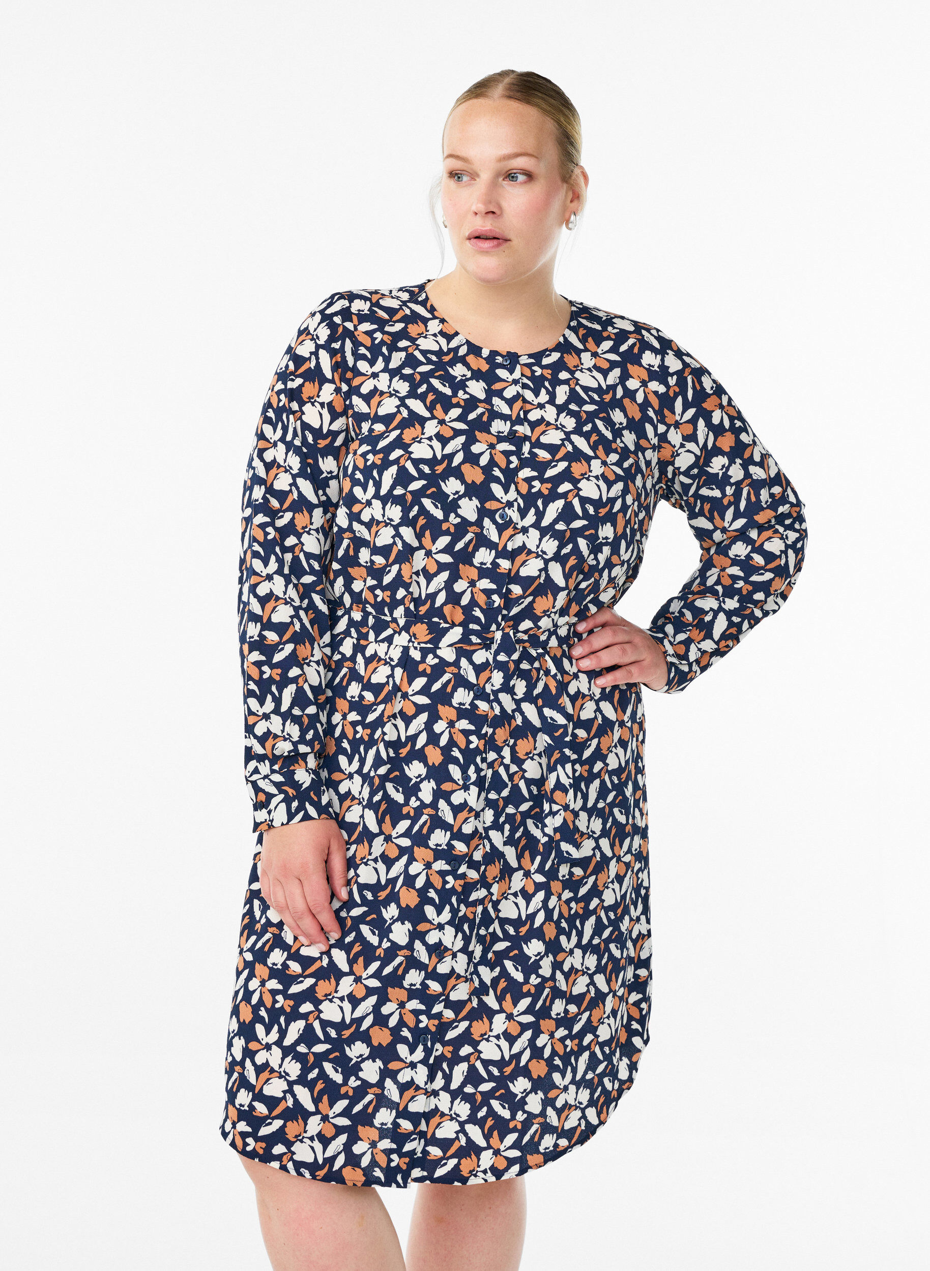 Pitk&auml;hihainen paitamekko solmittavalla vy&ouml;ll&auml;, Sininen, Model