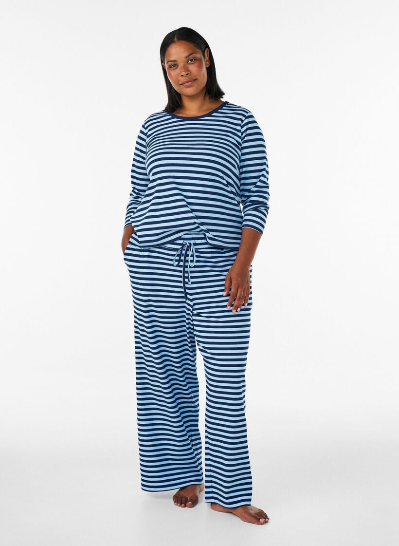 Raidalliset pyjamahousut korkealla vy&ouml;t&auml;r&ouml;ll&auml; ja leveill&auml; lahkeilla, Sininen, Model image number 0