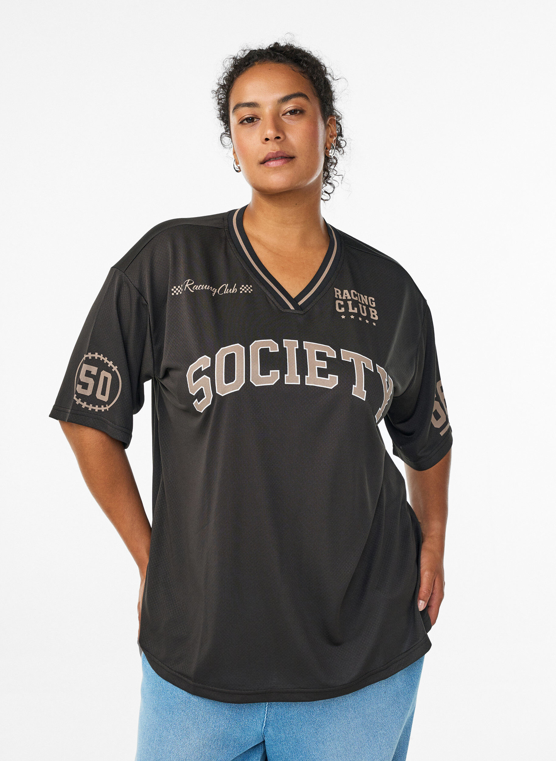 Sporttinen T-paita V-p&auml;&auml;ntiell&auml; ja racing-printill&auml;, Musta, Model