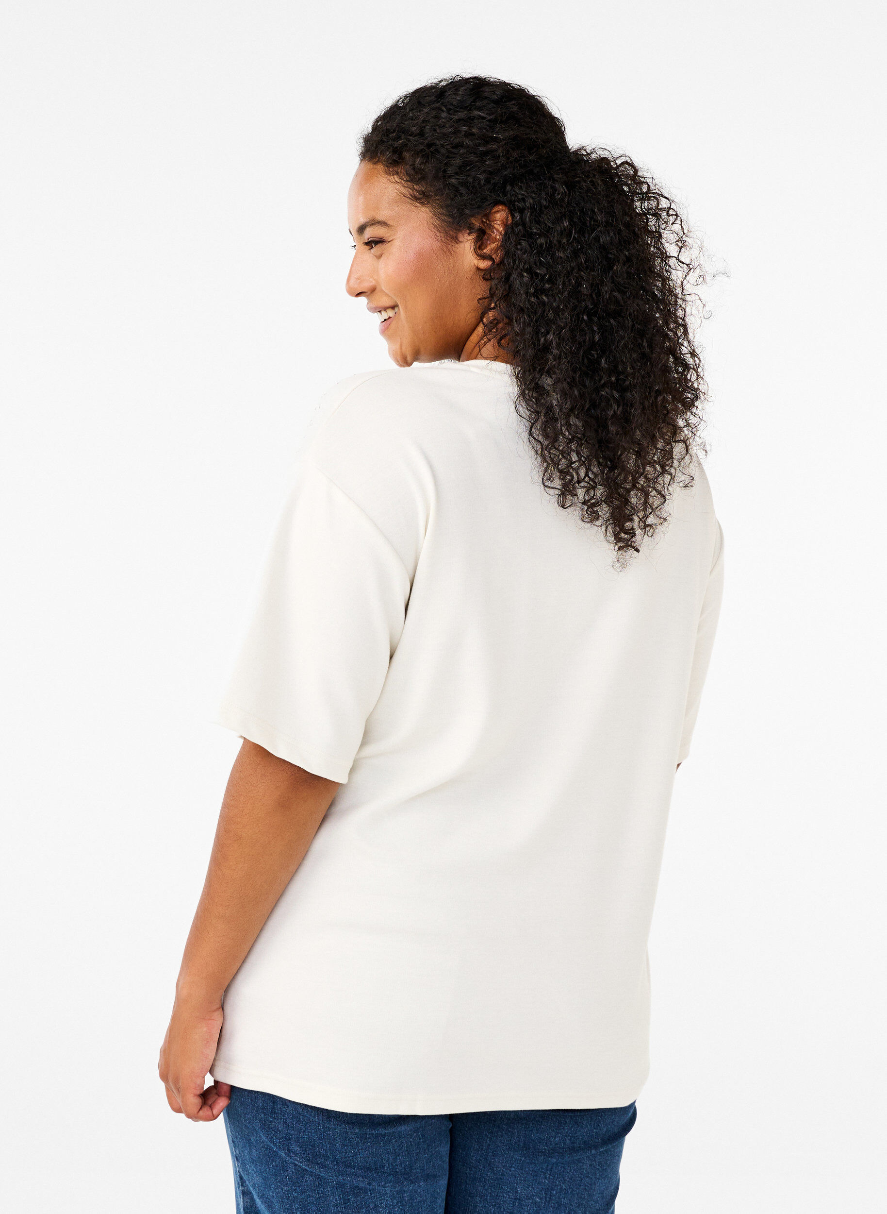 Zizzi T-paita, jossa on strasseja ja py&ouml;re&auml; kaula-aukko., Valkoinen, Model image number 2