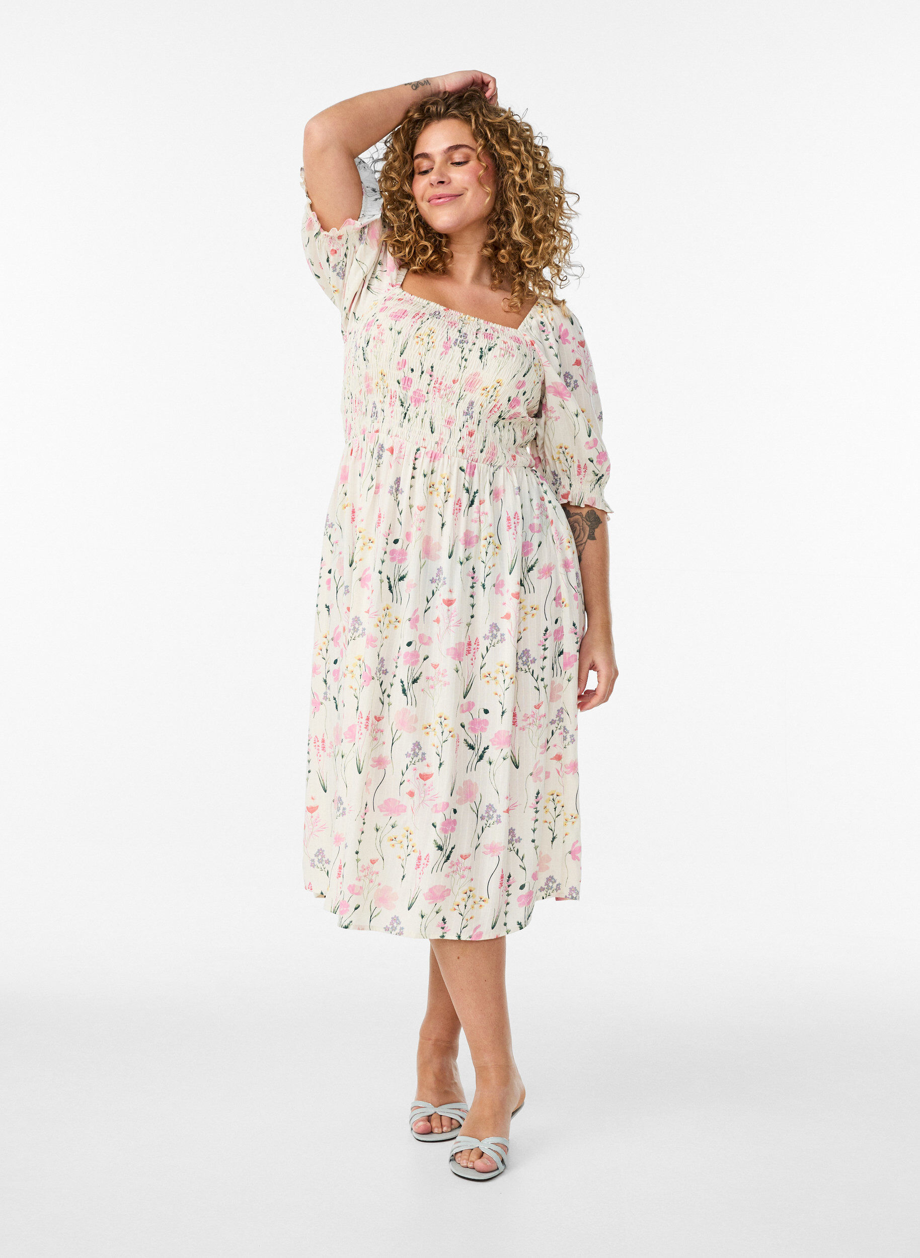 Kukkakuvioinen kes&auml;mekko viskoosista, Vanilja, Model