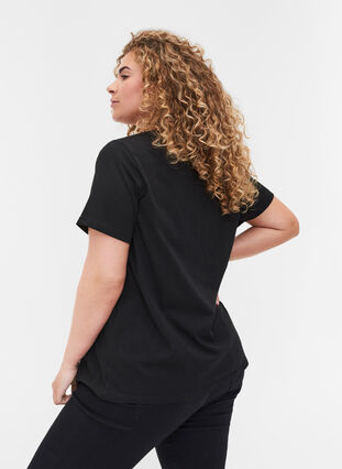 Ekologisesta puuvillasta valmistettu t-paita painatuksella, Black You, Model image number 1
