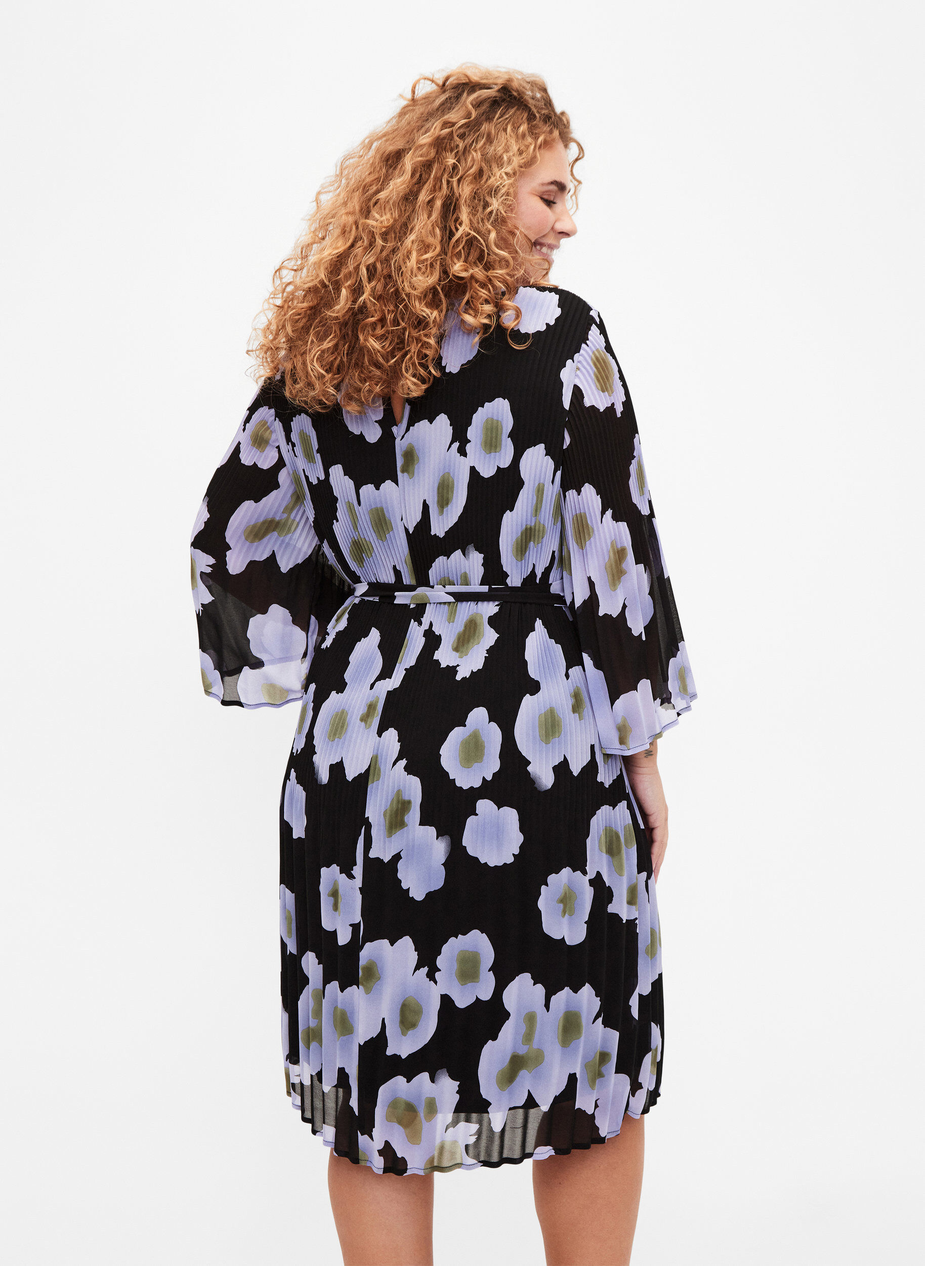 Zizzi Pliseerattu mekko nauhalla, Black w. Floral, Model image number 1