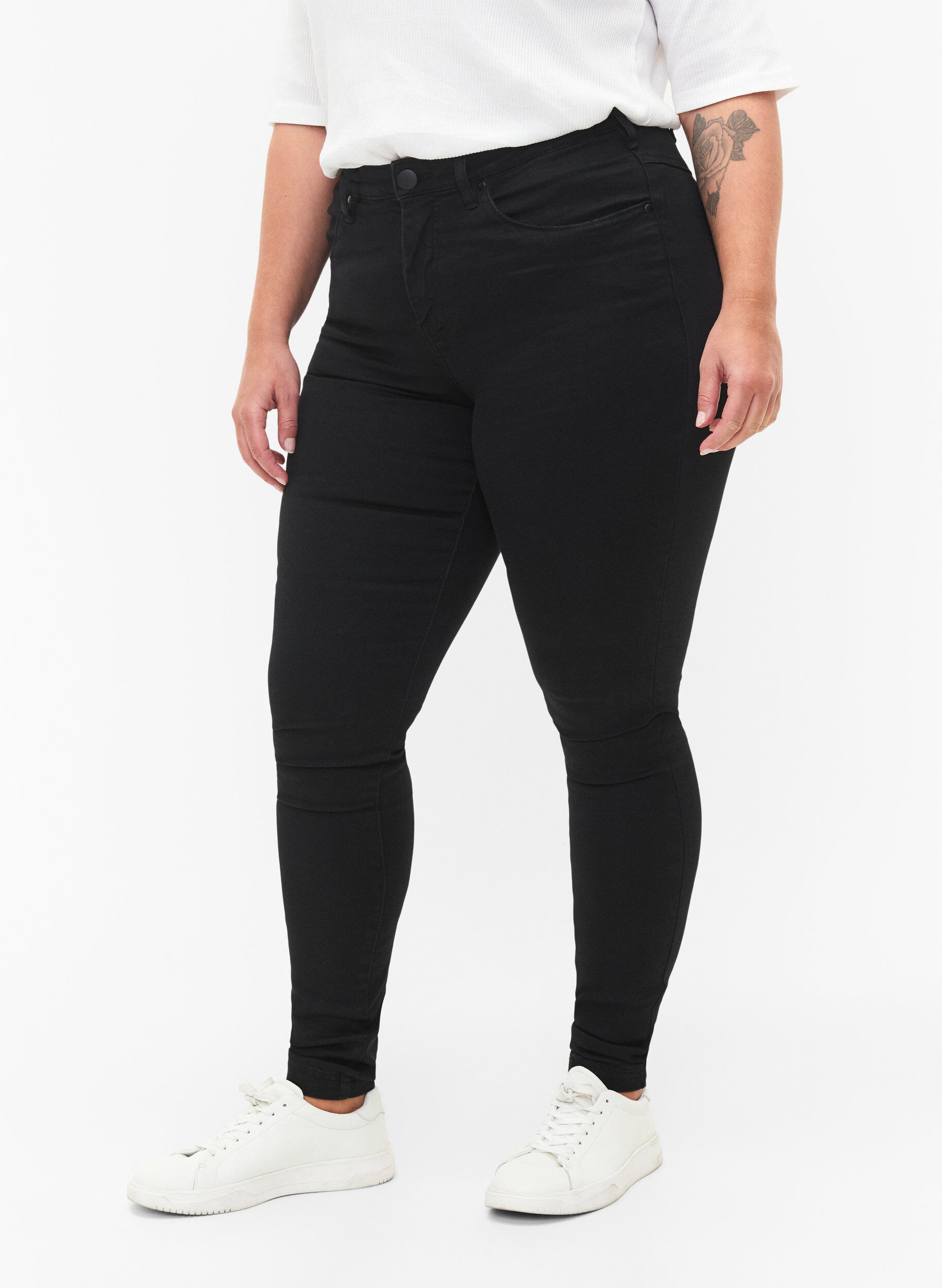 Zizzi Super slim Amy-farkut korkealla vy&ouml;t&auml;r&ouml;ll&auml;, Black, Model image number 2