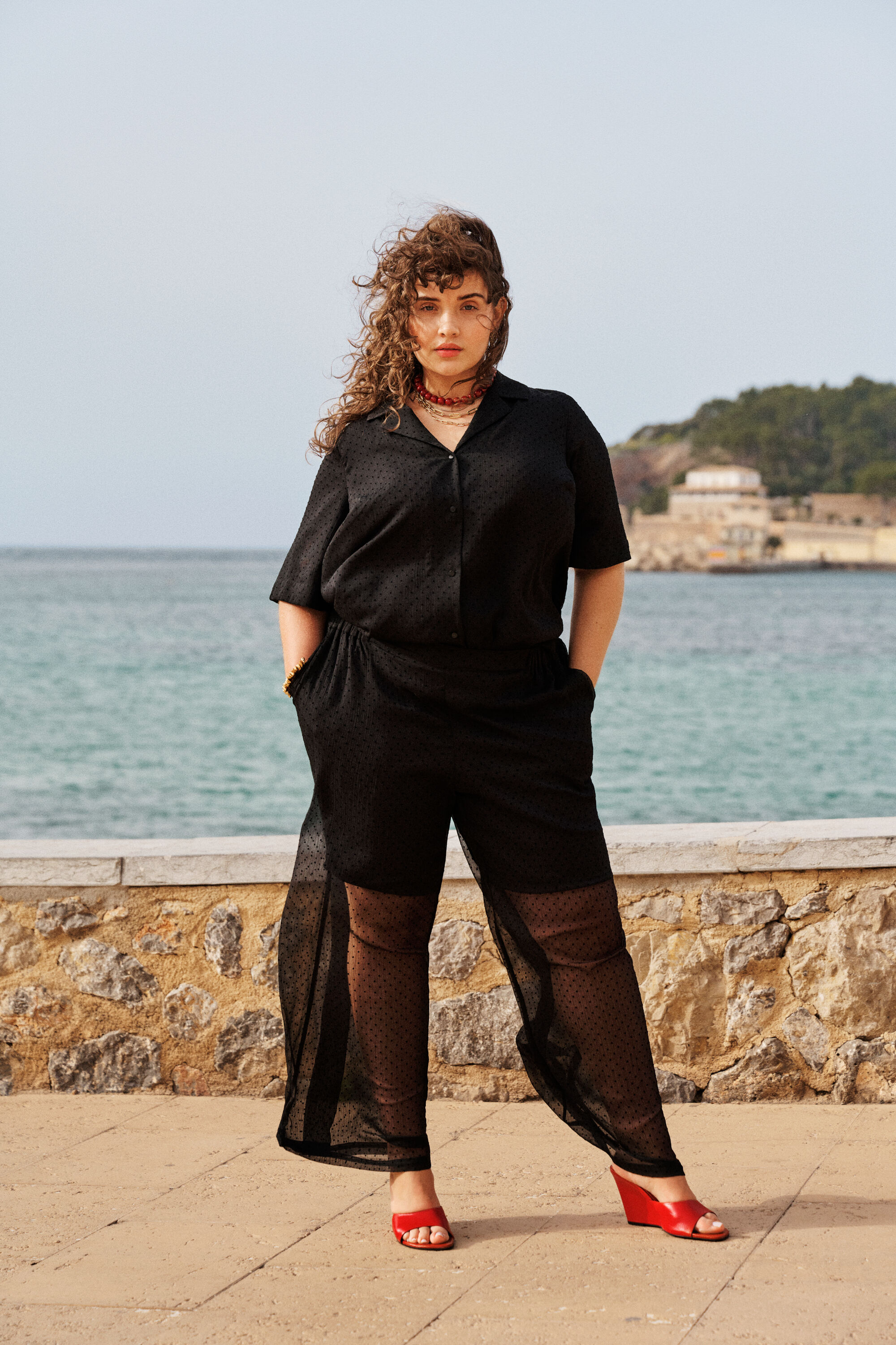 ZizziTyylik&auml;s musta punaisilla korostuksilla, , Model