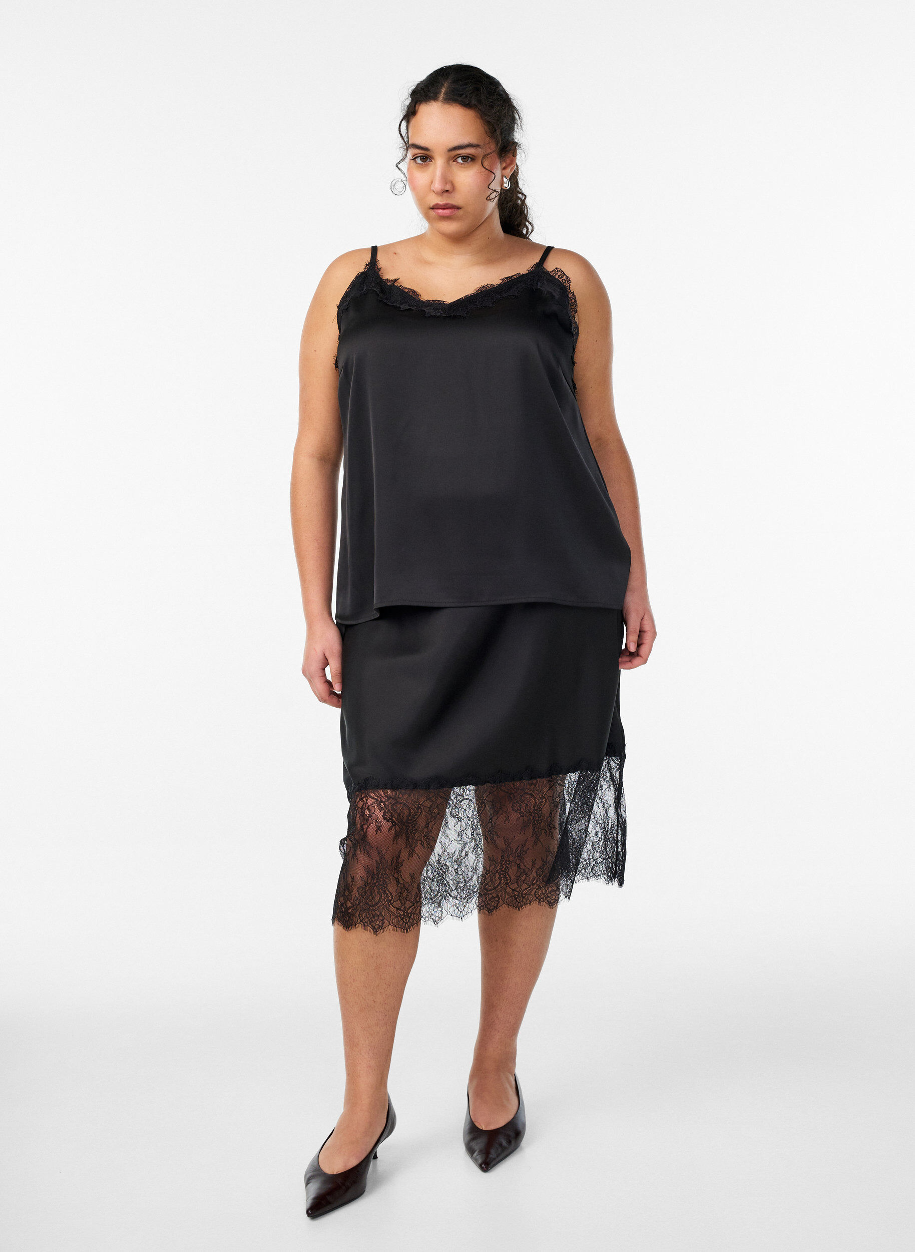 Zizzi Satiinitoppi pitsill&auml;, Musta, Model image number 1