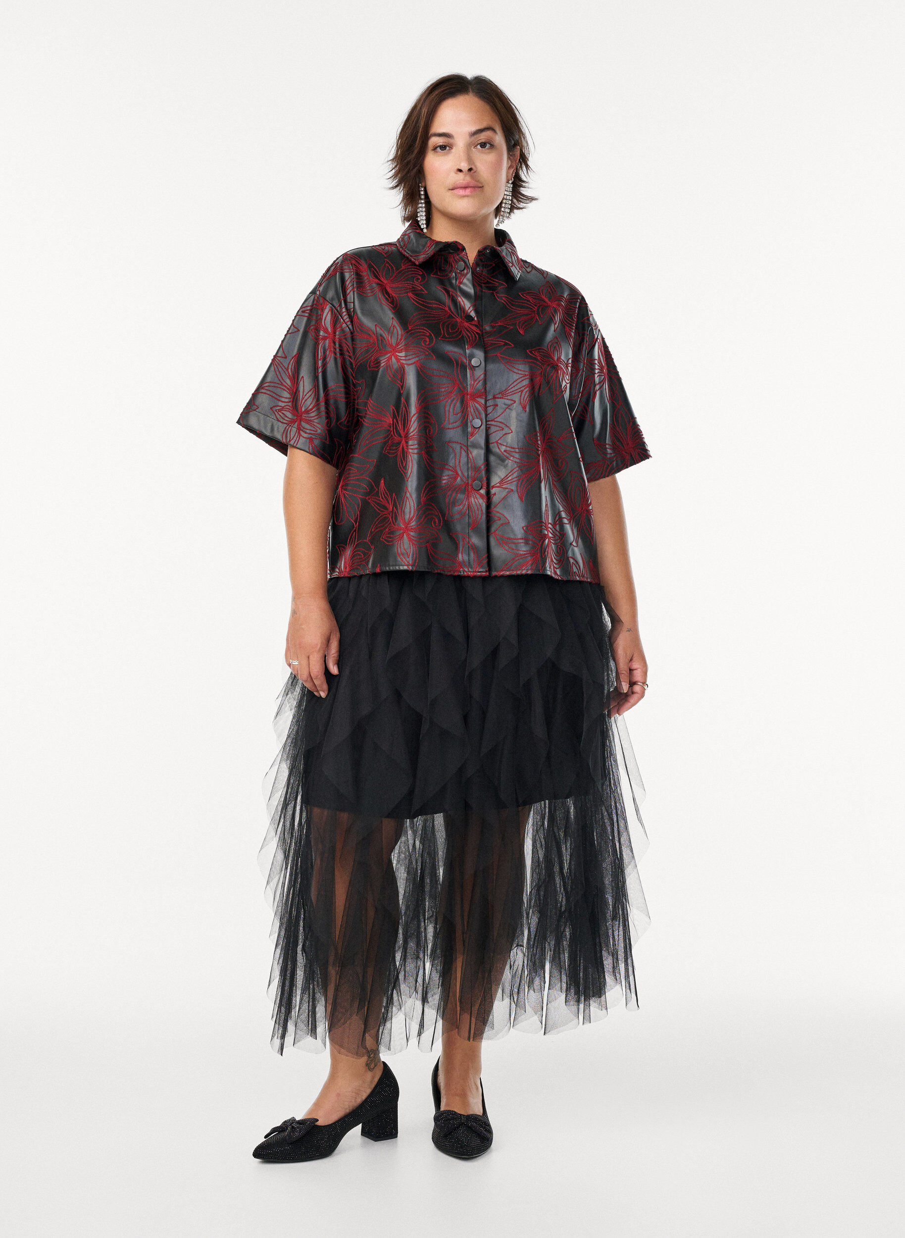 Zizzi Lyhyt keinonahkainen paita kontrastikirjailulla, Musta, Model image number 1