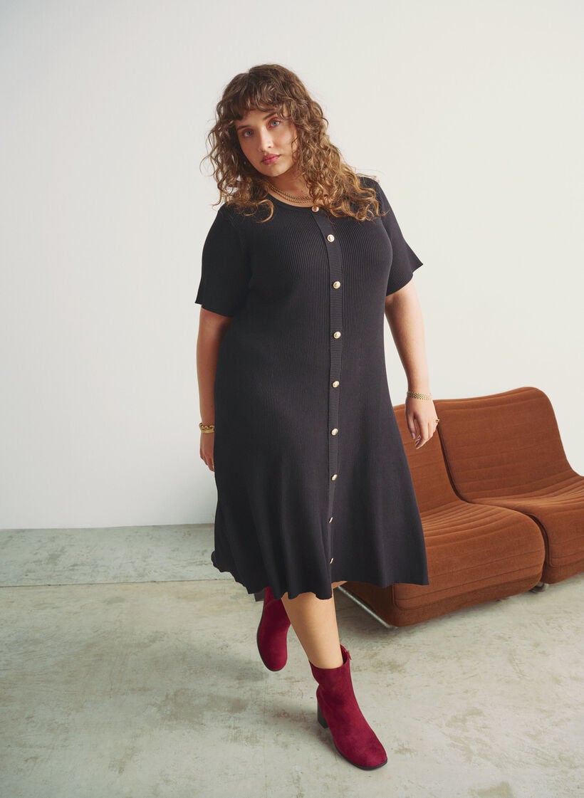 Ribattu mekko koristeellisilla napeilla ja lyhyillä hihoilla, Musta, Image