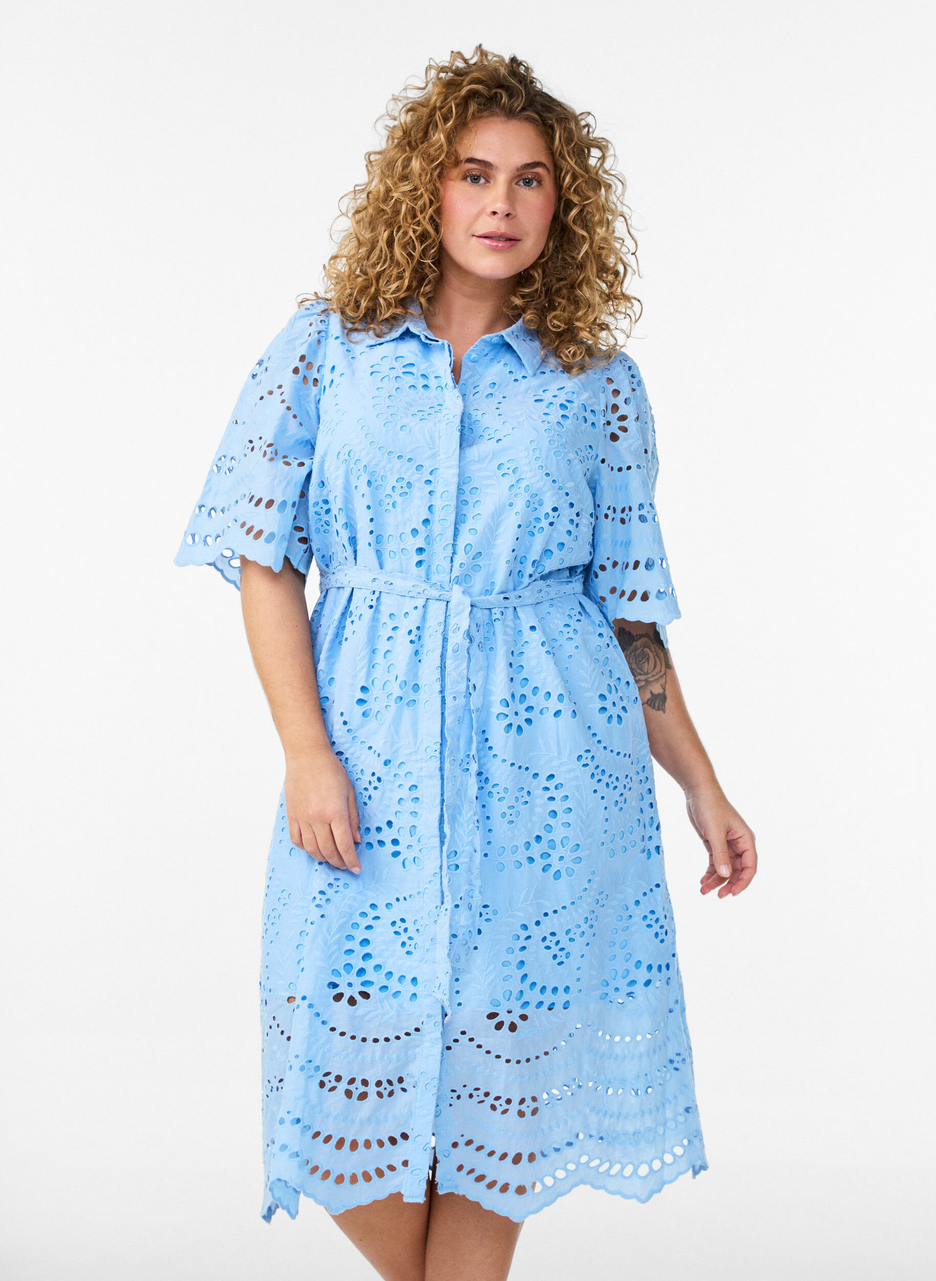 Paitamekko brodeerattua broderie anglaise -kangasta vy&ouml;ll&auml;, Sininen, Model