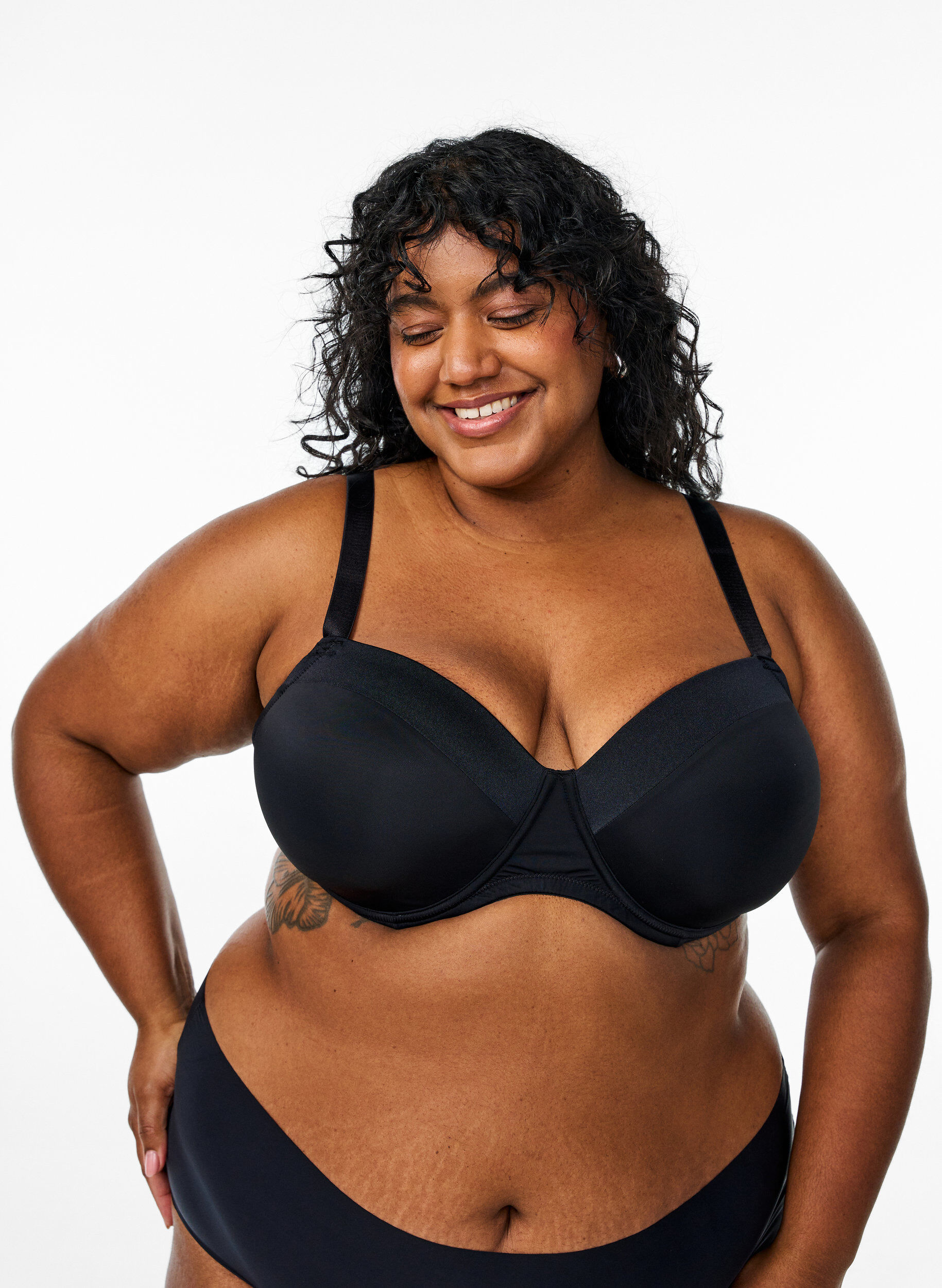 Muotoillut mikrokuosirintaliivit satiiniyksityiskohdilla, Musta, Model